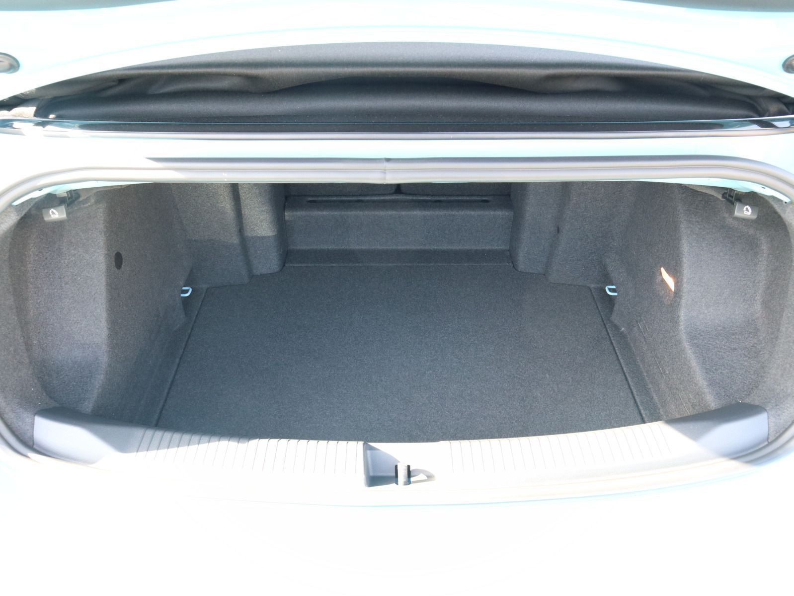 Fahrzeugabbildung Volkswagen T-Roc Cabriolet R-Line 1.5 TSI OPF (150 PS) DSG *AHK*NAVI*BLACKSTYLE*