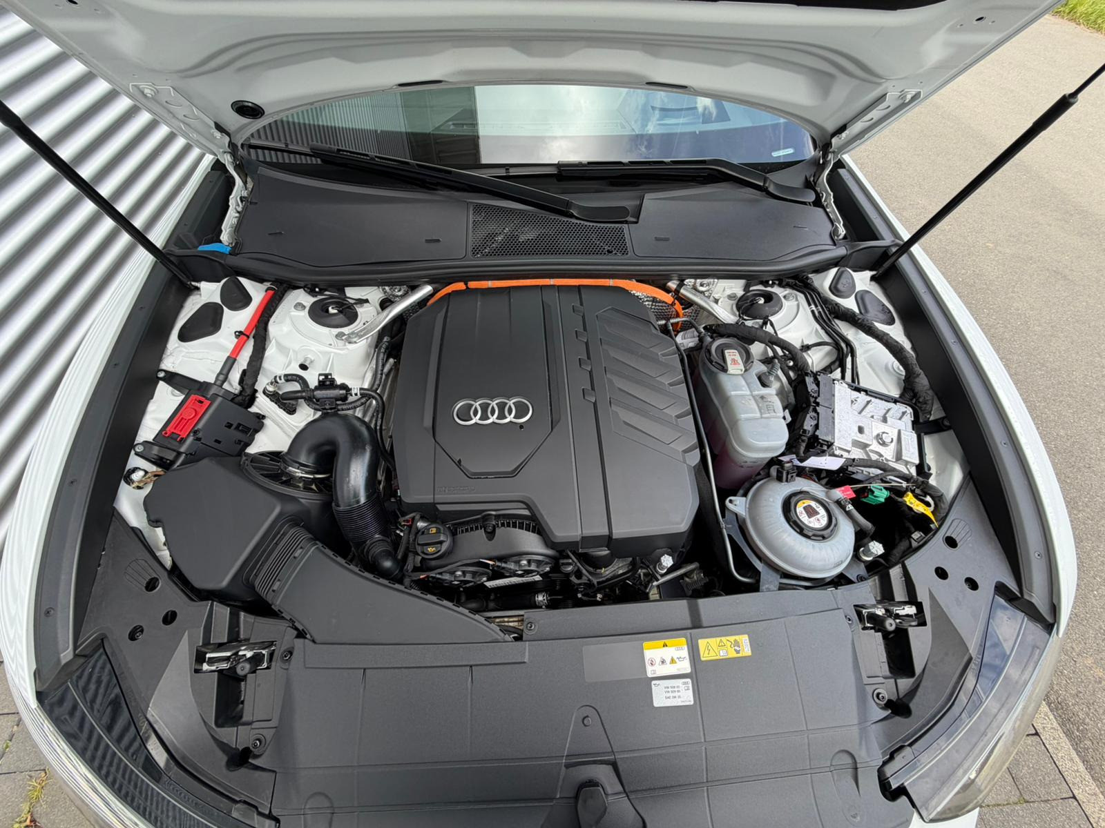 Fahrzeugabbildung Audi A6 Avant 55 TFSIe QUATTRO S LINE+HUD+B&O+DÄMPFER