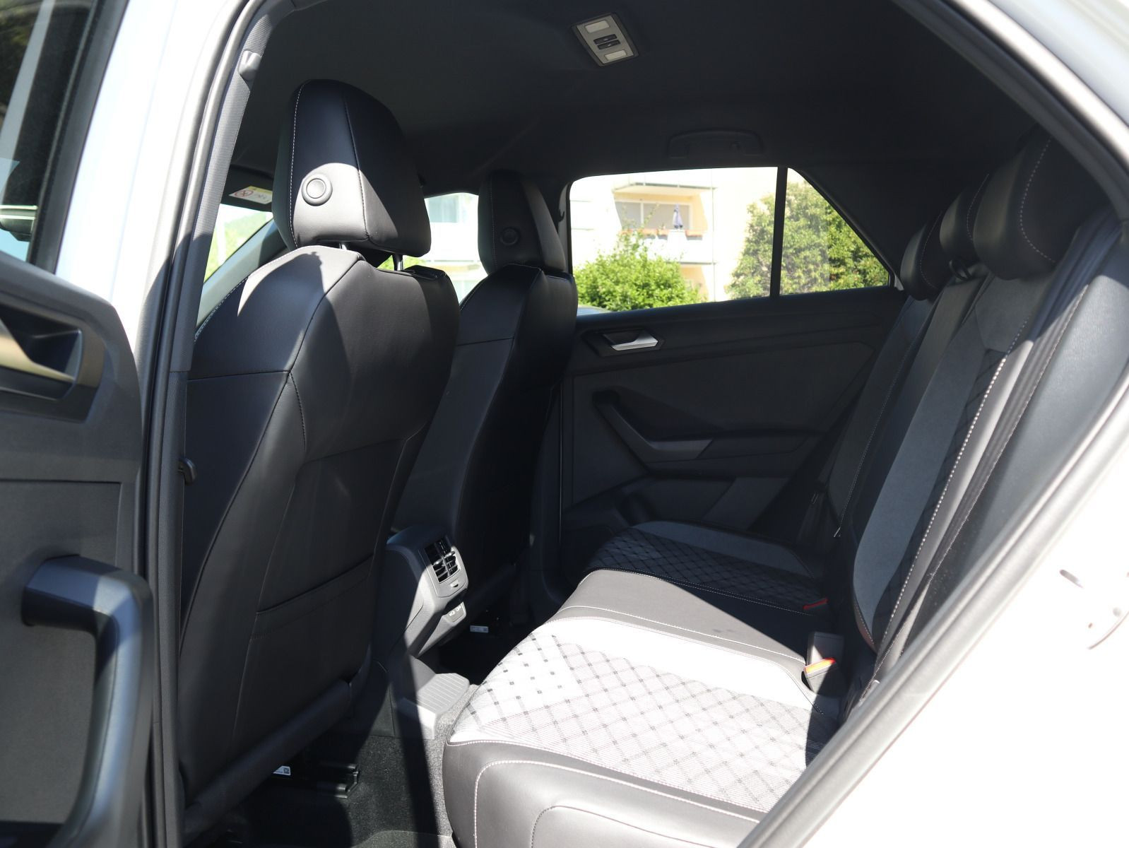 Fahrzeugabbildung Volkswagen T-Roc R-Line 1.5 TSI OPF (150 PS) DSG*AHK*WINTERRÄDER*BLACKSTYLE*19 ZOLL*