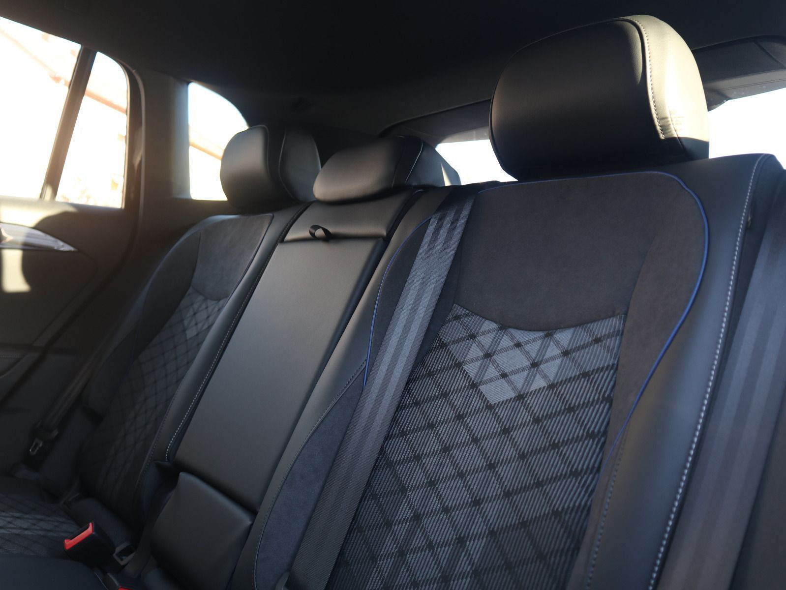 Fahrzeugabbildung Volkswagen Tiguan R-Line 2,0 TDI SCR 4MOTION (193 PS) DSG*AHK*WINTERRÄDER*STHZG*