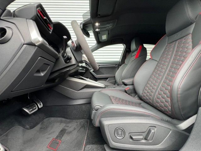 Fahrzeugabbildung Audi RS 3 Sportback +WINTERRÄDE+SPORTABGAS+HUD+MATRIX