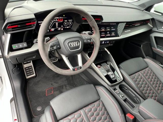 Fahrzeugabbildung Audi RS 3 Sportback +WINTERRÄDE+SPORTABGAS+HUD+MATRIX