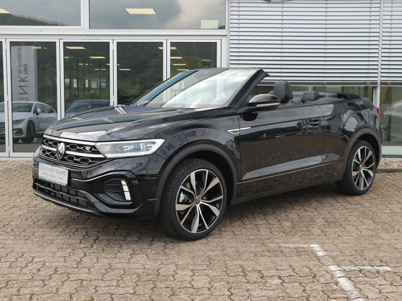 Fahrzeugabbildung Volkswagen T-Roc Cabriolet R-Line 1.5 TSI OPF (150 PS) DSG *AHK*NAVI*BLACKSTYLE*19 ZOLL*