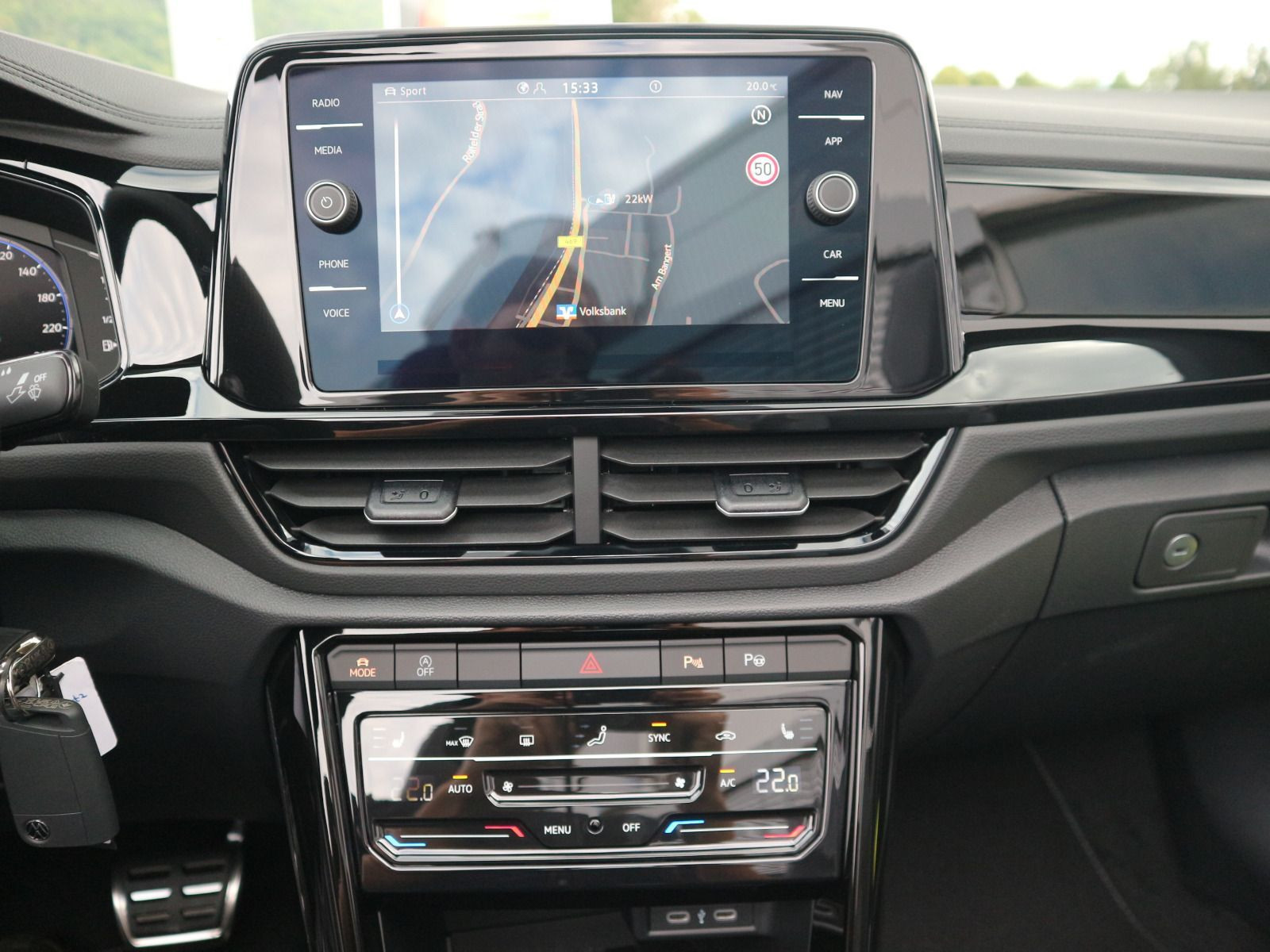 Fahrzeugabbildung Volkswagen T-Roc Cabriolet R-Line 1.5 TSI OPF (150 PS) DSG *AHK*NAVI*BLACKSTYLE*19 ZOLL*