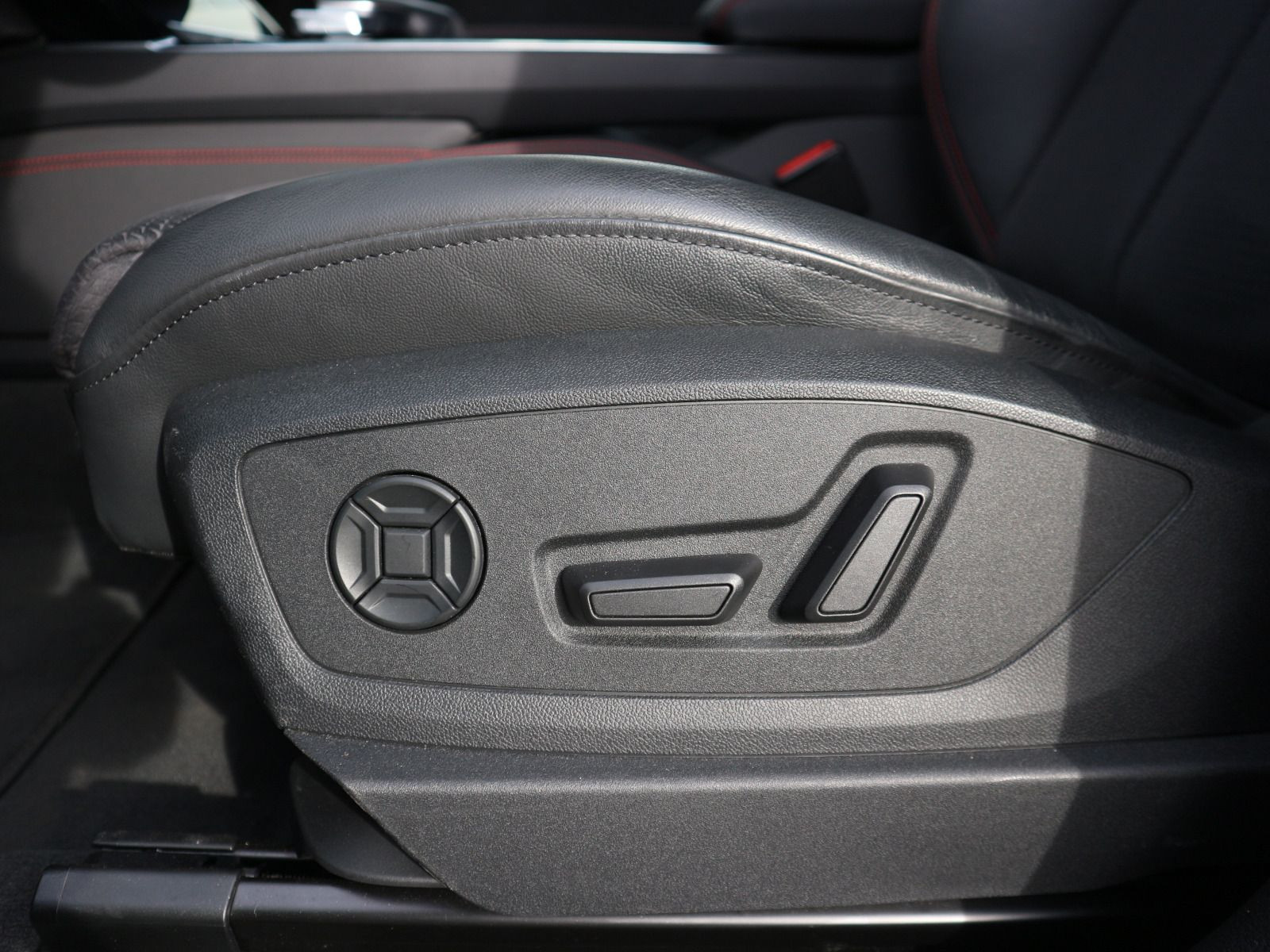 Fahrzeugabbildung Audi Q8 Sportback e-tron S line 55 quattro AHK*360°