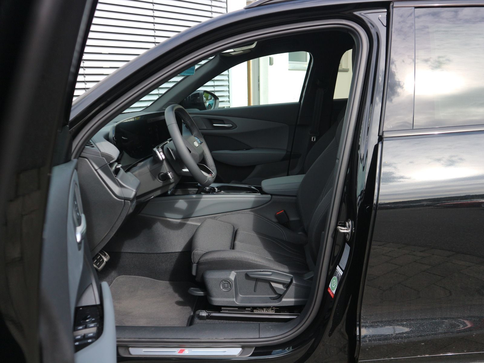 Fahrzeugabbildung Audi Q3 SUV TFSI quattro S line S tronic*AHK*LED*ACC*