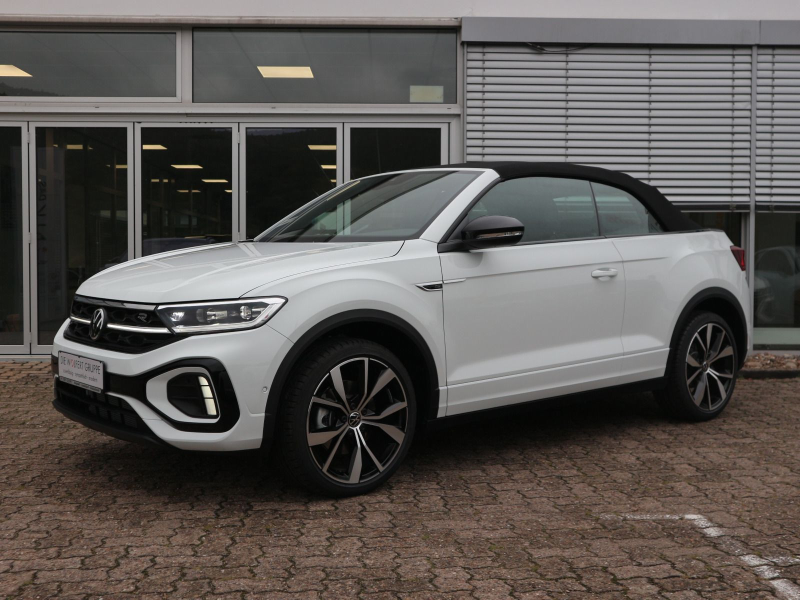 Fahrzeugabbildung Volkswagen T-Roc Cabriolet R-Line 1.5 TSI OPF (150 PS) DSG *AHK*NAVI*BLACKSTYLE*19 ZOLL*