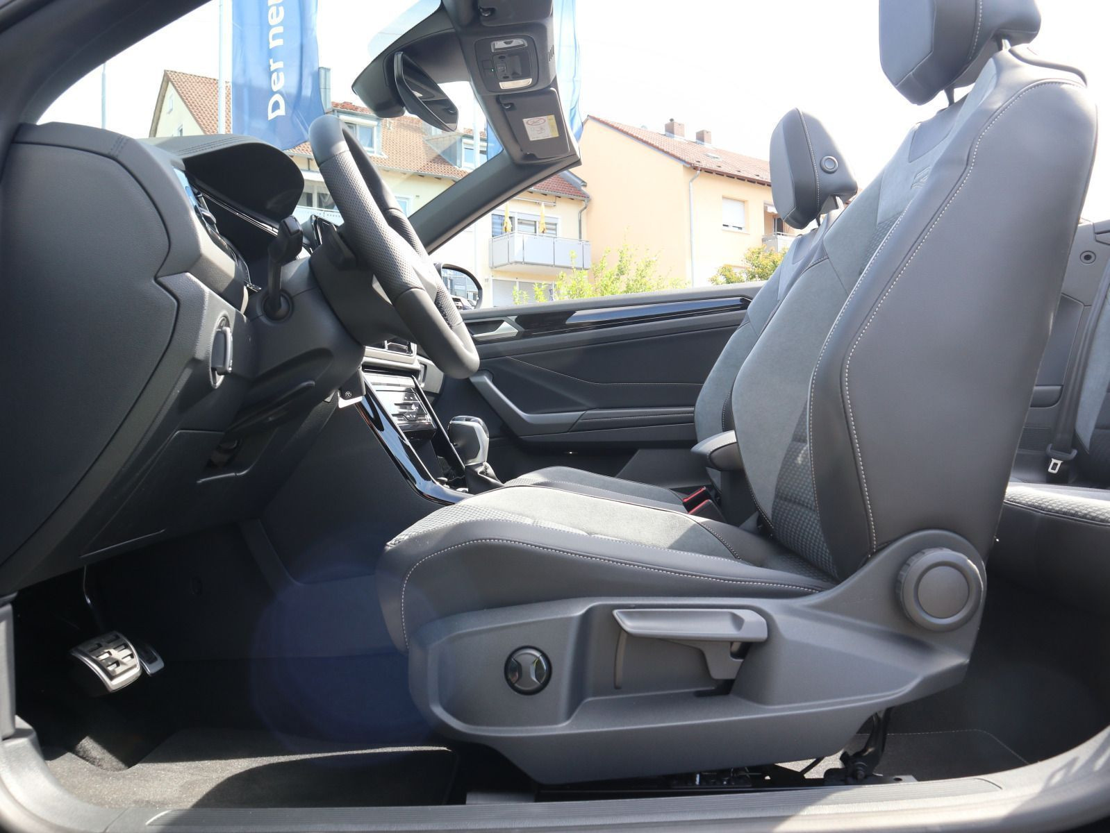 Fahrzeugabbildung Volkswagen T-Roc Cabriolet R-Line 1.5 TSI OPF (150 PS) DSG *AHK*NAVI*BLACKSTYLE*