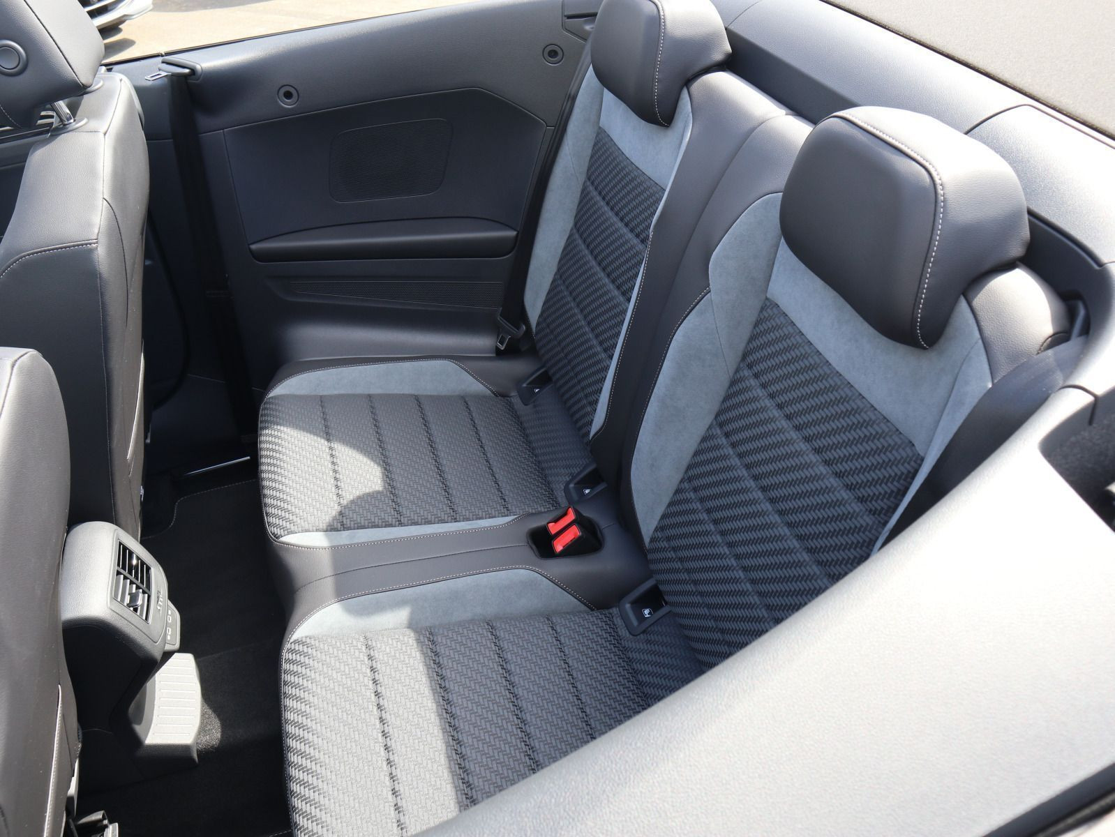 Fahrzeugabbildung Volkswagen T-Roc Cabriolet R-Line 1.5 TSI OPF (150 PS) DSG *AHK*NAVI*BLACKSTYLE*