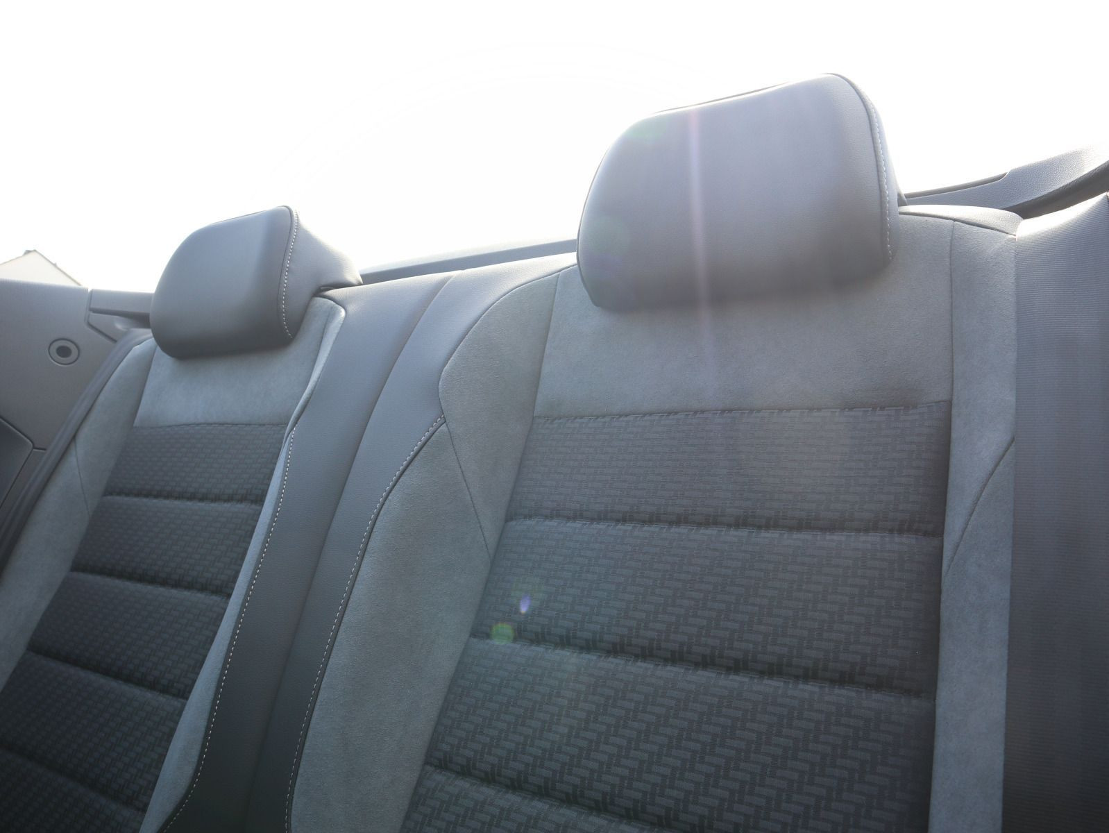 Fahrzeugabbildung Volkswagen T-Roc Cabriolet R-Line 1.5 TSI OPF (150 PS) DSG *AHK*NAVI*BLACKSTYLE*