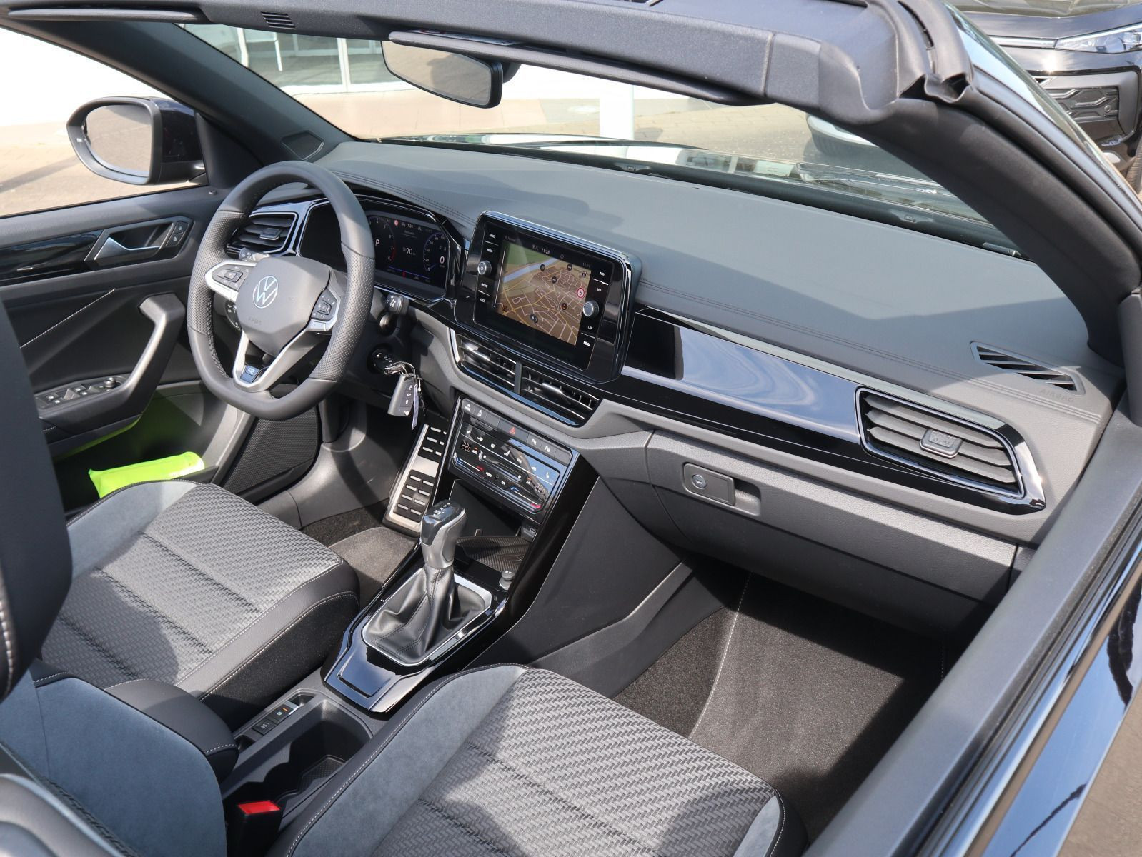 Fahrzeugabbildung Volkswagen T-Roc Cabriolet R-Line 1.5 TSI OPF (150 PS) DSG *AHK*NAVI*BLACKSTYLE*