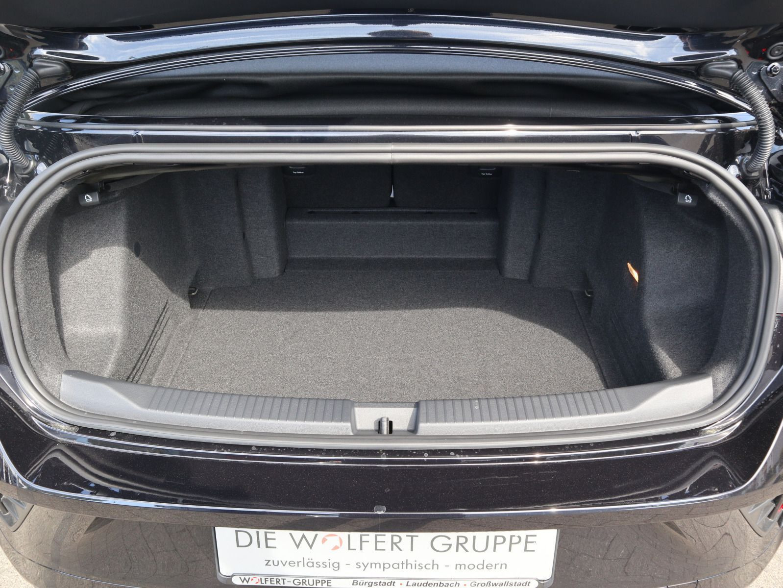 Fahrzeugabbildung Volkswagen T-Roc Cabriolet R-Line 1.5 TSI OPF (150 PS) DSG *AHK*NAVI*BLACKSTYLE*