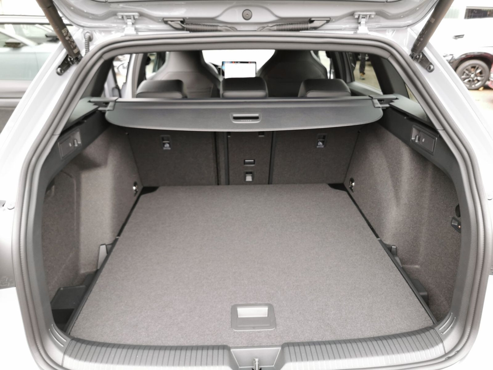 Fahrzeugabbildung Volkswagen Golf Variant 1.5 eTSI R-Line +AHK+NAVI