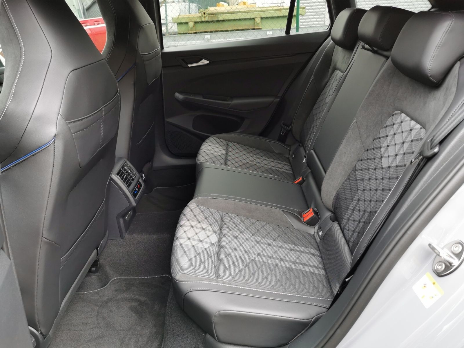 Fahrzeugabbildung Volkswagen Golf Variant 1.5 eTSI R-Line +AHK+NAVI