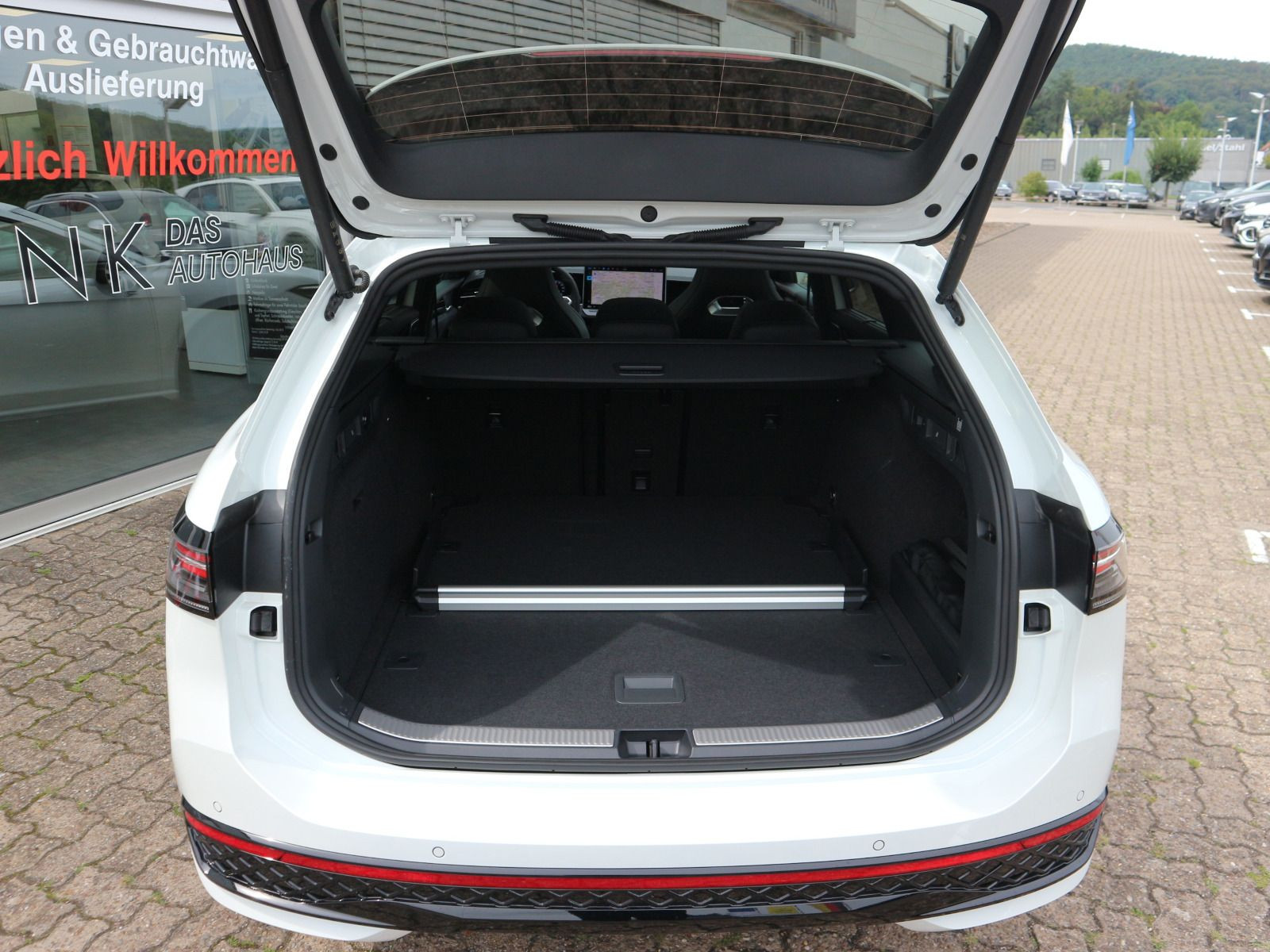 Fahrzeugabbildung Volkswagen Passat Variant R-Line 2,0 TDI SCR DSG *AHK*WINTERRÄDER*PANORAMA*HARMAN KARDON*