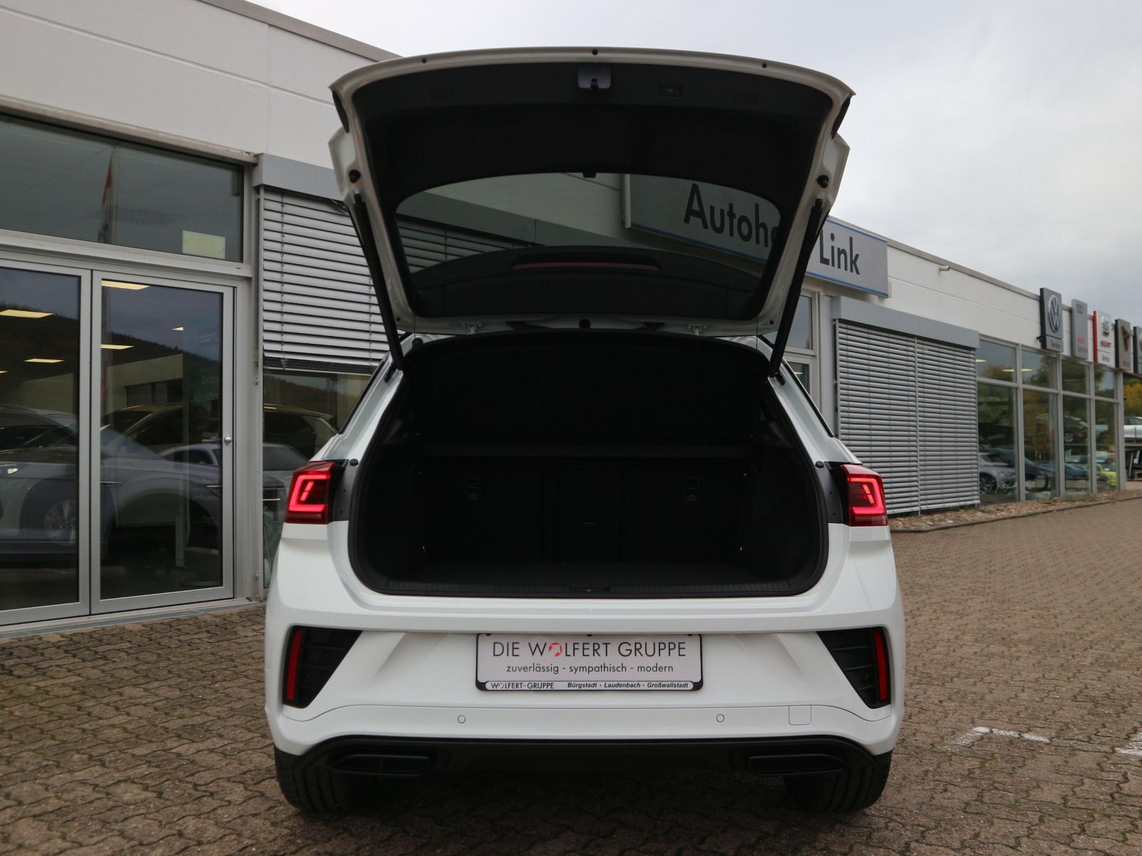 Fahrzeugabbildung Volkswagen T-Roc R-Line 1.5 TSI OPF (150 PS) DSG *AHK*BLACKSTYLE*WINTERRÄDER*