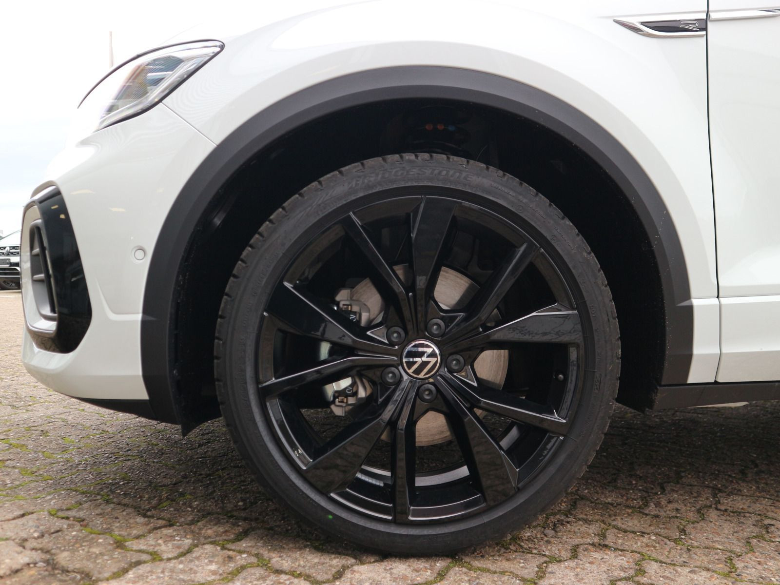 Fahrzeugabbildung Volkswagen T-Roc R-Line 1.5 TSI OPF (150 PS) DSG *AHK*BLACKSTYLE*WINTERRÄDER*