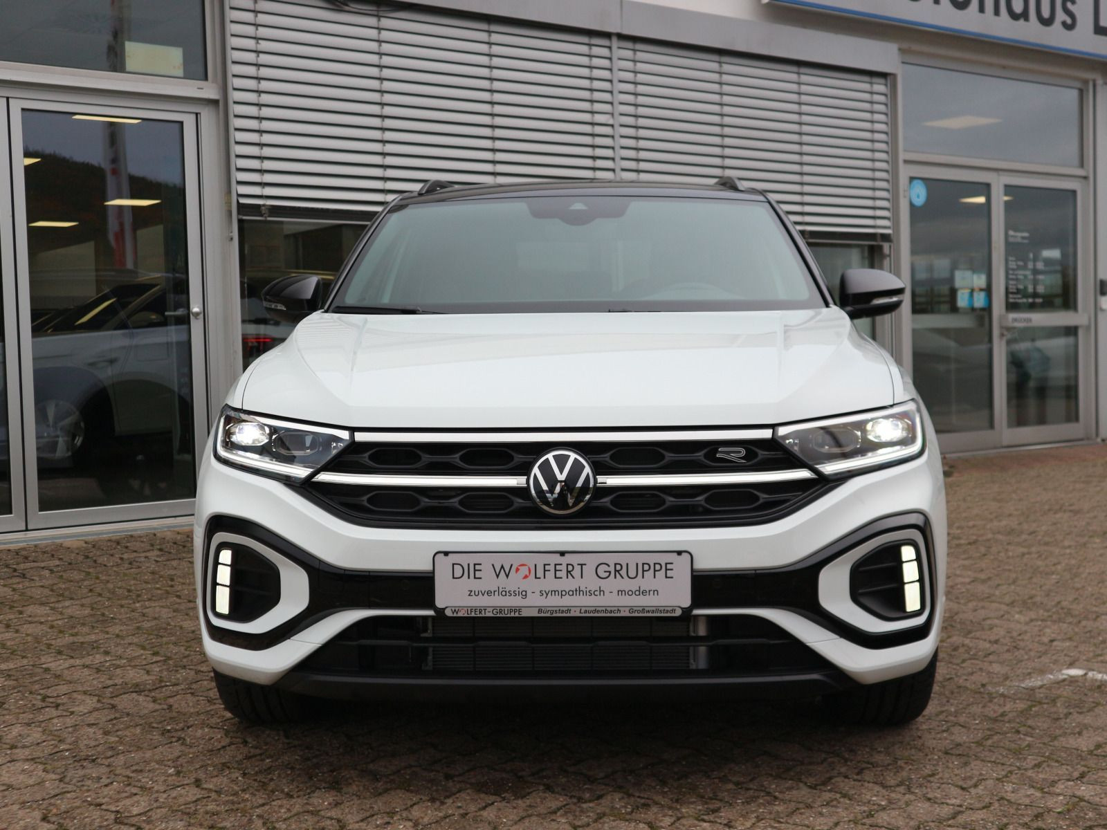 Fahrzeugabbildung Volkswagen T-Roc R-Line 1.5 TSI OPF (150 PS) DSG *AHK*BLACKSTYLE*WINTERRÄDER*