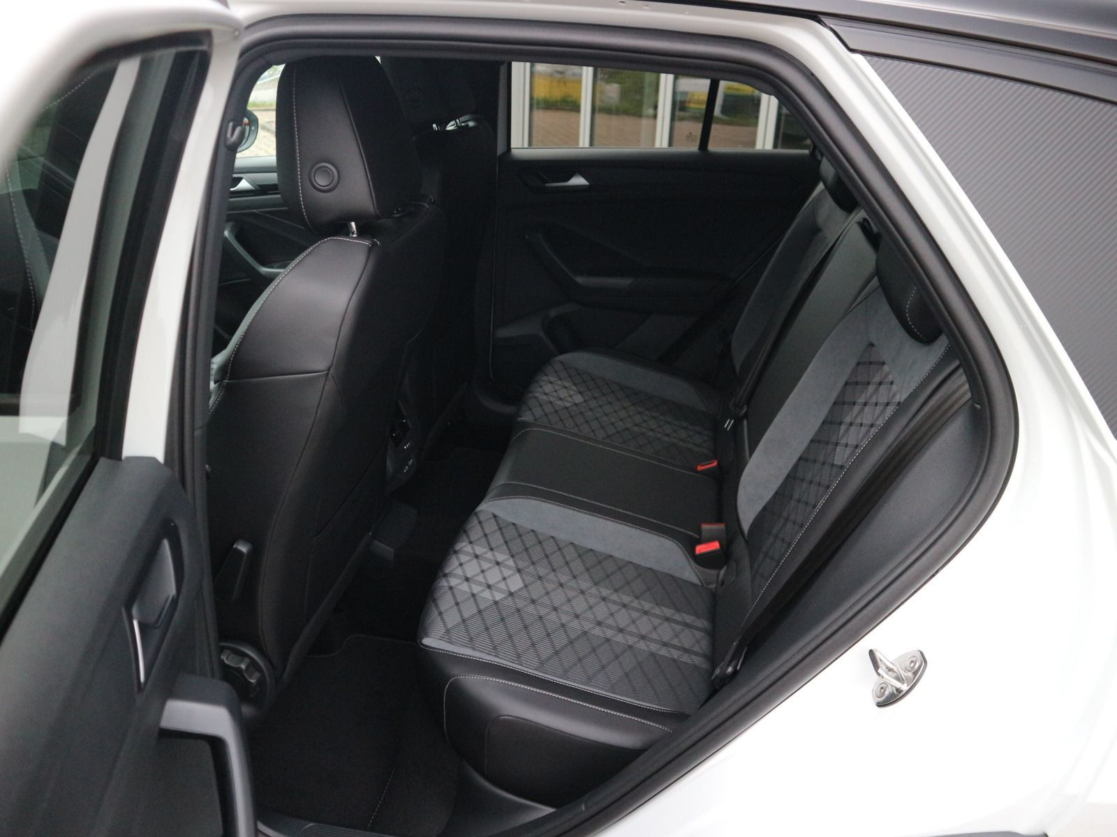 Fahrzeugabbildung Volkswagen T-Roc R-Line 1.5 TSI OPF (150 PS) DSG *AHK*BLACKSTYLE*WINTERRÄDER*