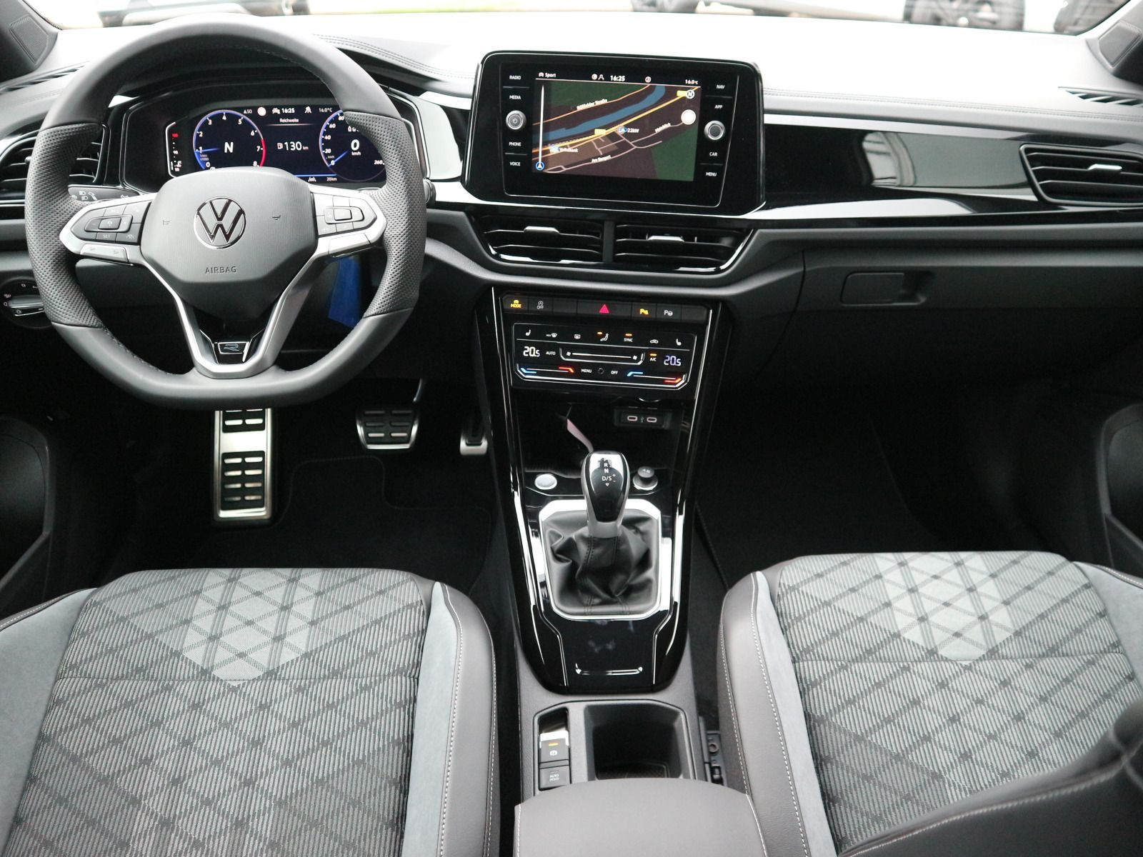 Fahrzeugabbildung Volkswagen T-Roc R-Line 1.5 TSI OPF (150 PS) DSG *AHK*BLACKSTYLE*WINTERRÄDER*