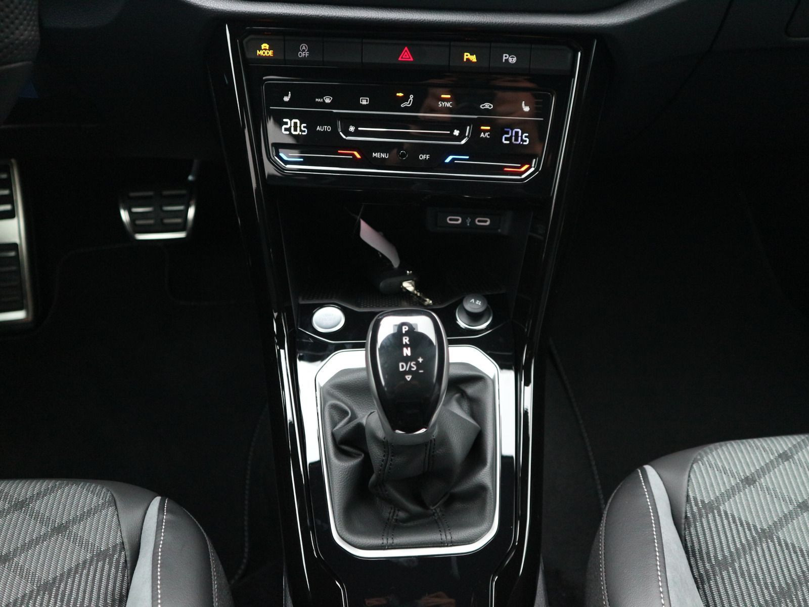 Fahrzeugabbildung Volkswagen T-Roc R-Line 1.5 TSI OPF (150 PS) DSG *AHK*BLACKSTYLE*WINTERRÄDER*