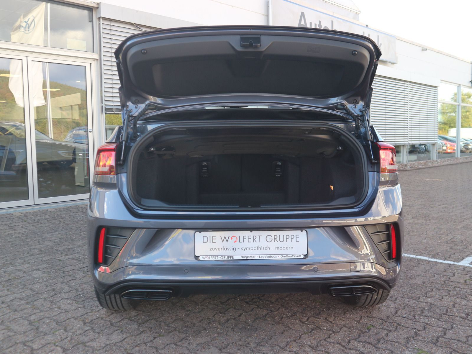 Fahrzeugabbildung Volkswagen T-Roc Cabriolet R-Line 1.5 l TSI OPF 110 kW (150 PS) 7-Gang-Doppelkupplungsgetriebe DSG