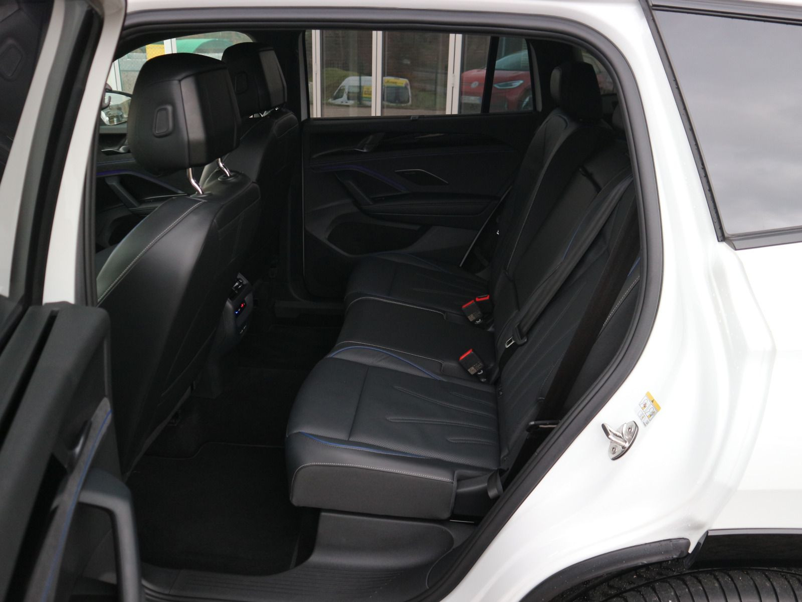Fahrzeugabbildung Volkswagen Tayron R-Line 1.5 eHybrid DSG PANO STHZG LEDER