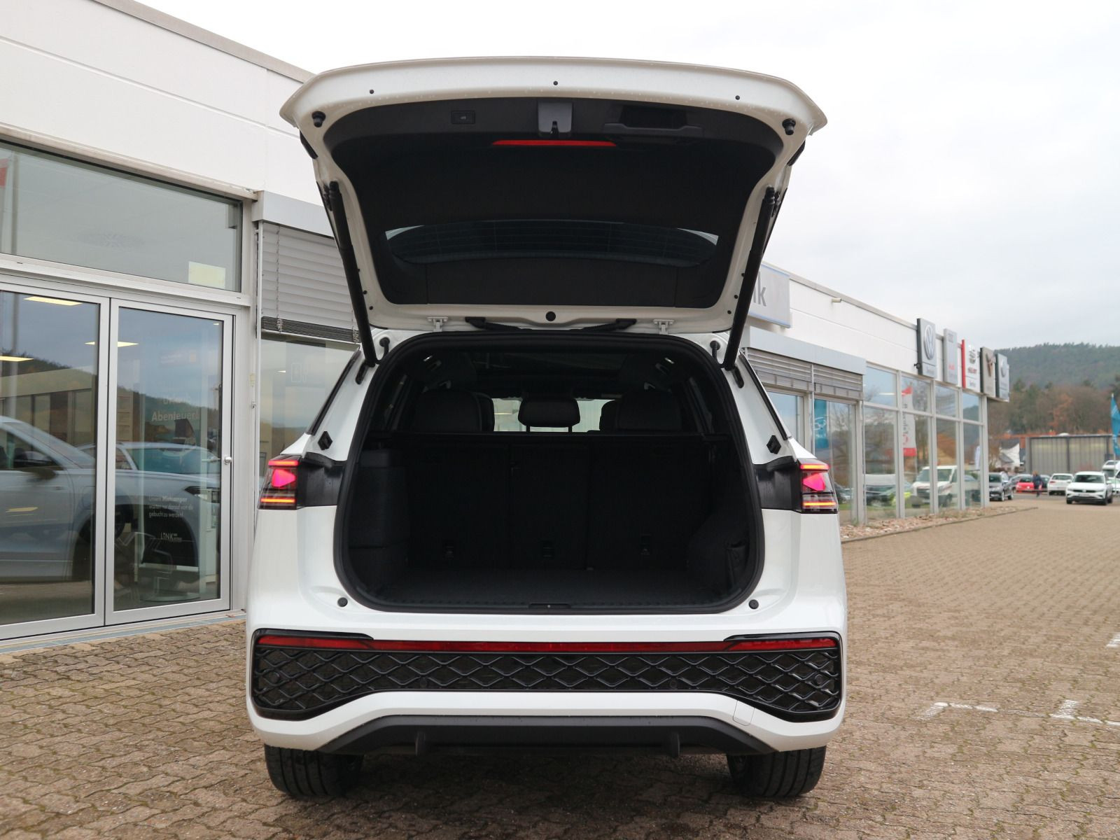 Fahrzeugabbildung Volkswagen Tayron R-Line 1.5 eHybrid DSG PANO STHZG LEDER