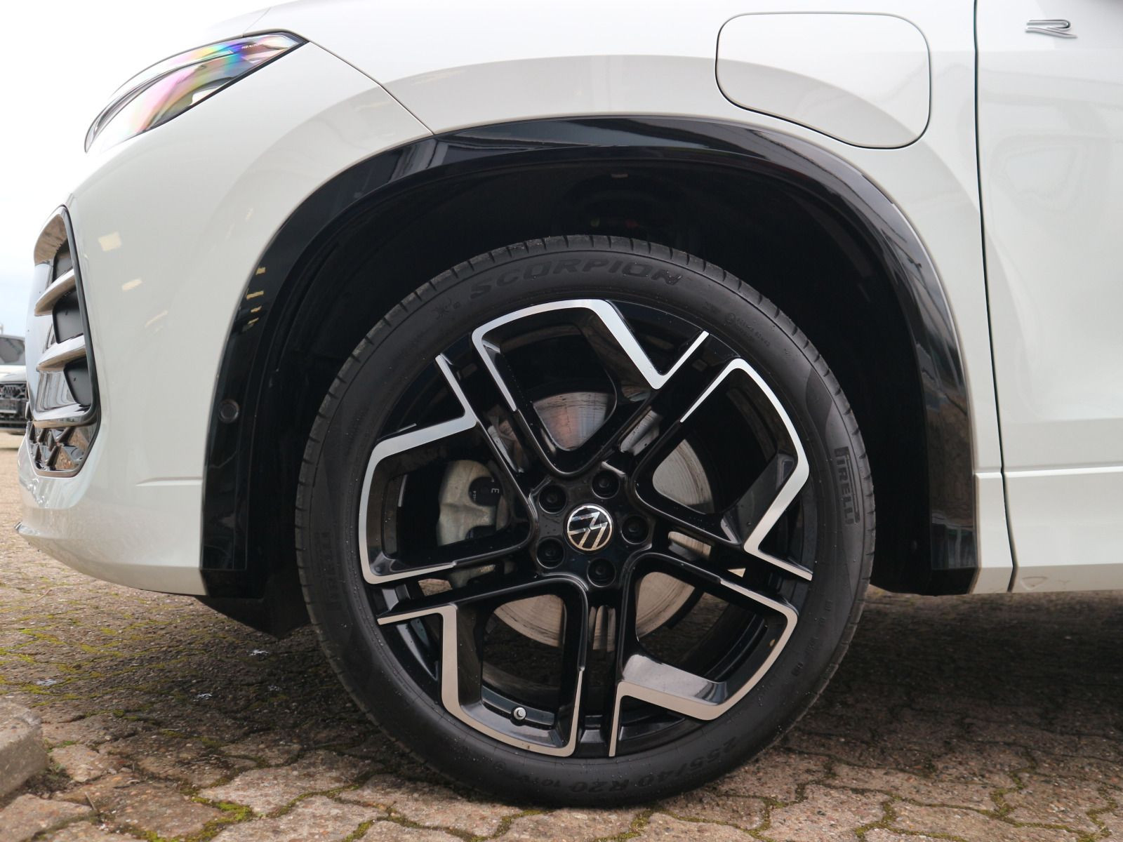 Fahrzeugabbildung Volkswagen Tayron R-Line 1.5 eHybrid DSG PANO STHZG LEDER