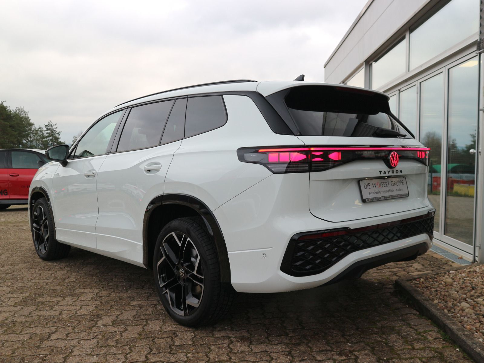 Fahrzeugabbildung Volkswagen Tayron R-Line 1.5 eHybrid DSG PANO STHZG LEDER