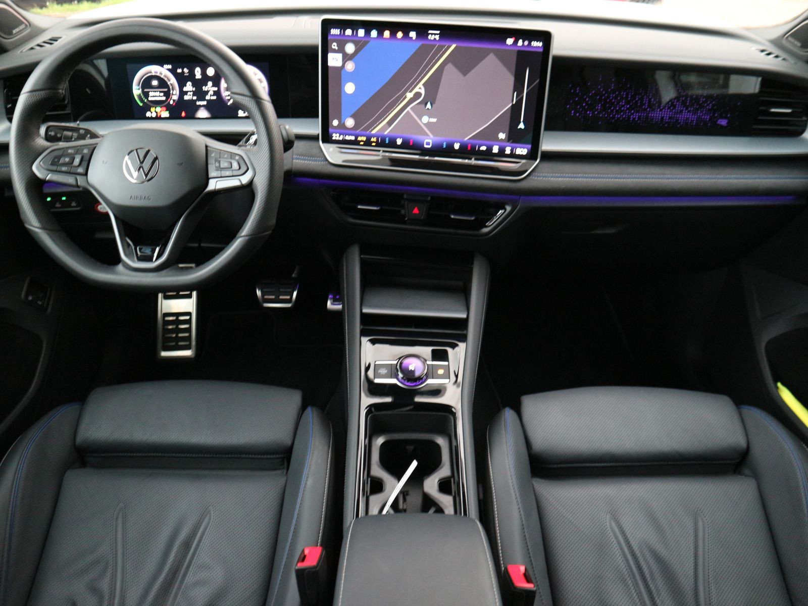 Fahrzeugabbildung Volkswagen Tayron R-Line 1.5 eHybrid DSG PANO STHZG LEDER