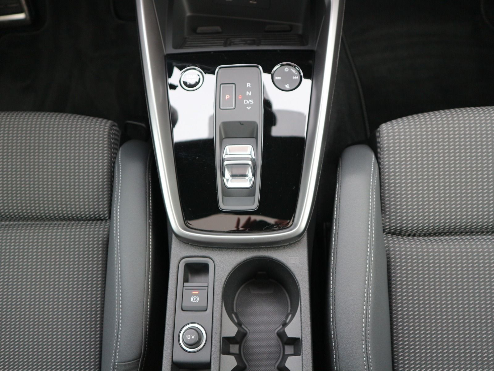 Fahrzeugabbildung Audi A3 Limousine 30 TFSI S line LED*PANO*SHZ*CARPLAY