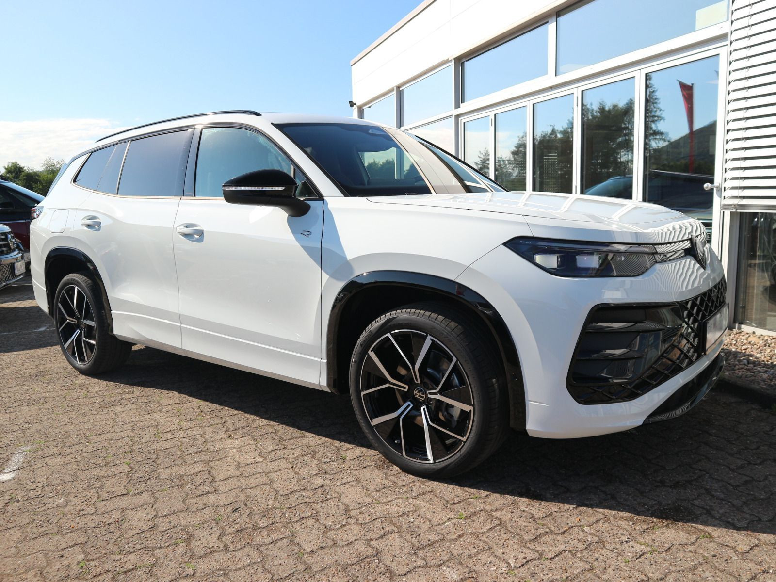 Fahrzeugabbildung Volkswagen Tayron R-Line 2,0 TDI SCR 4MOTION (193 PS) DSG*AHK*PANORAMA*BLACKSTYLE*WIRÄ*STDHZG*7-SITZER*