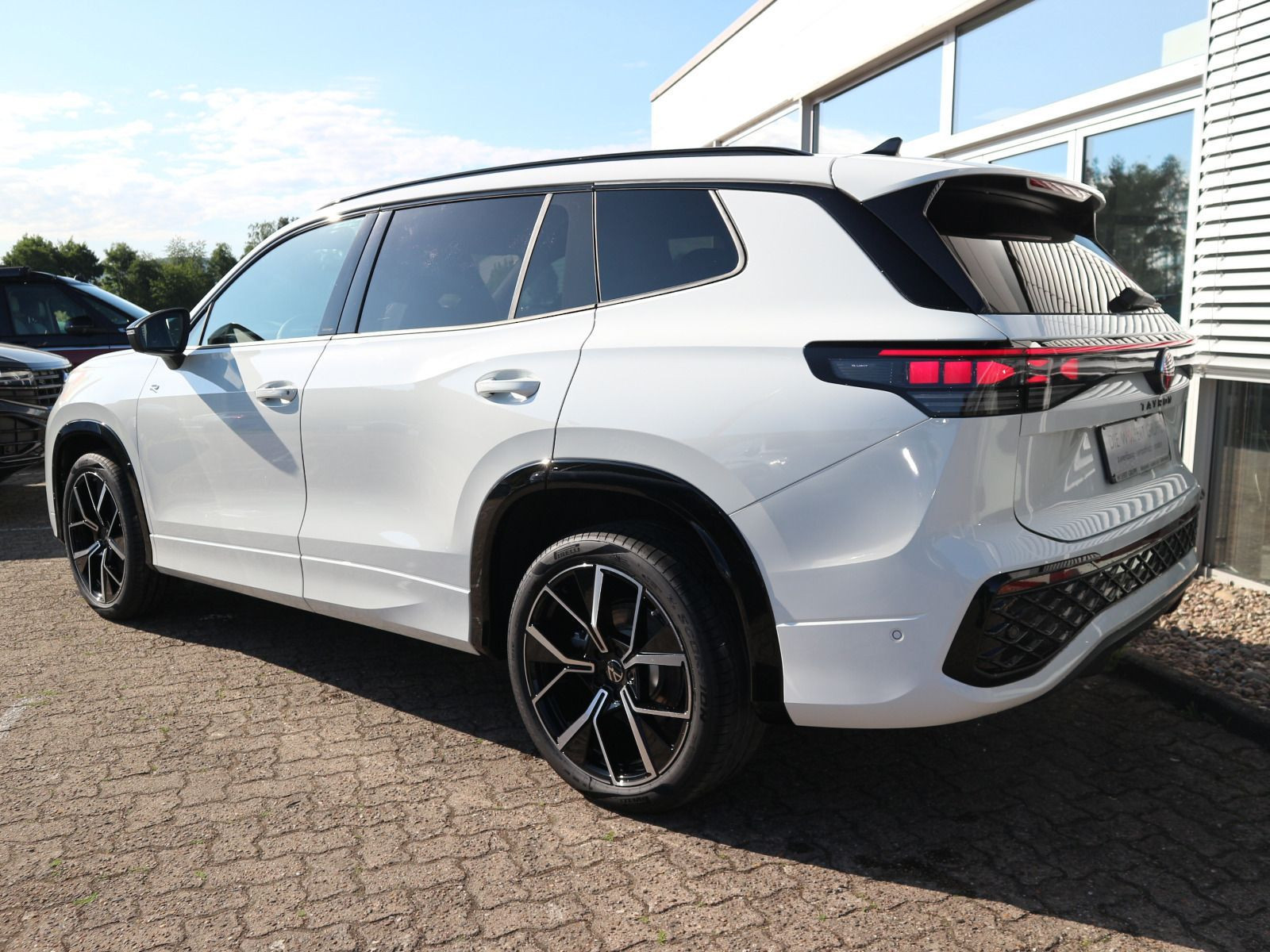 Fahrzeugabbildung Volkswagen Tayron R-Line 2,0 TDI SCR 4MOTION (193 PS) DSG*AHK*PANORAMA*BLACKSTYLE*WIRÄ*STDHZG*7-SITZER*