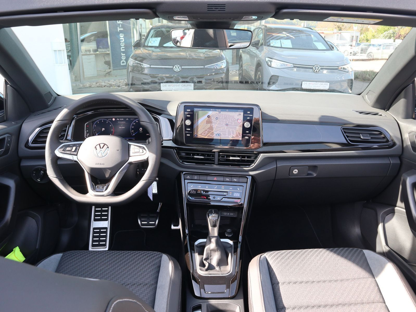 Fahrzeugabbildung Volkswagen T-Roc Cabriolet R-Line 1.5 TSI OPF (150 PS) DSG *AHK*NAVI*BLACKSTYLE*