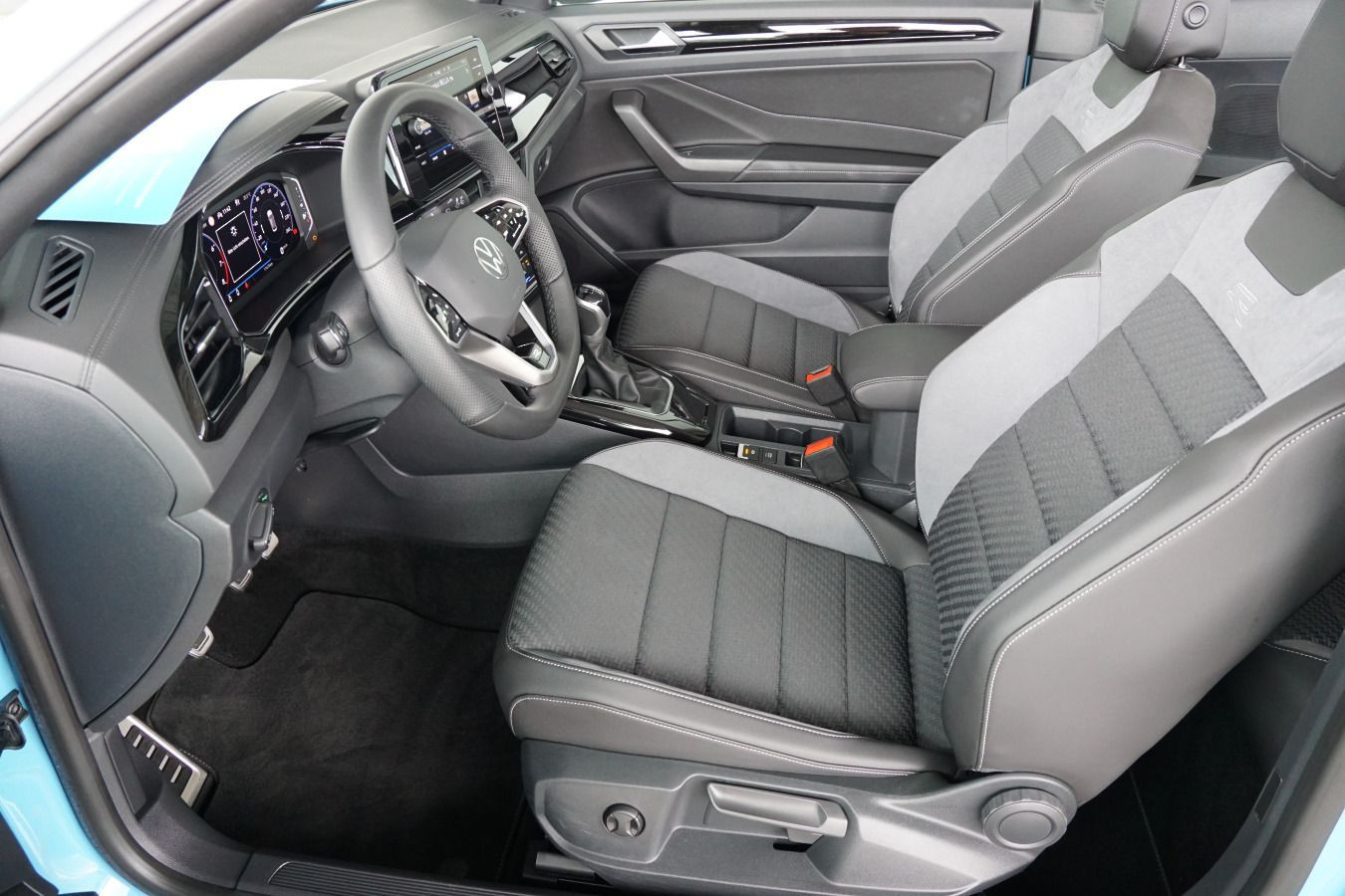 Fahrzeugabbildung Volkswagen T-Roc Cabriolet R-Line 1.5 TSI BEATS STHZG RFK MATRIX