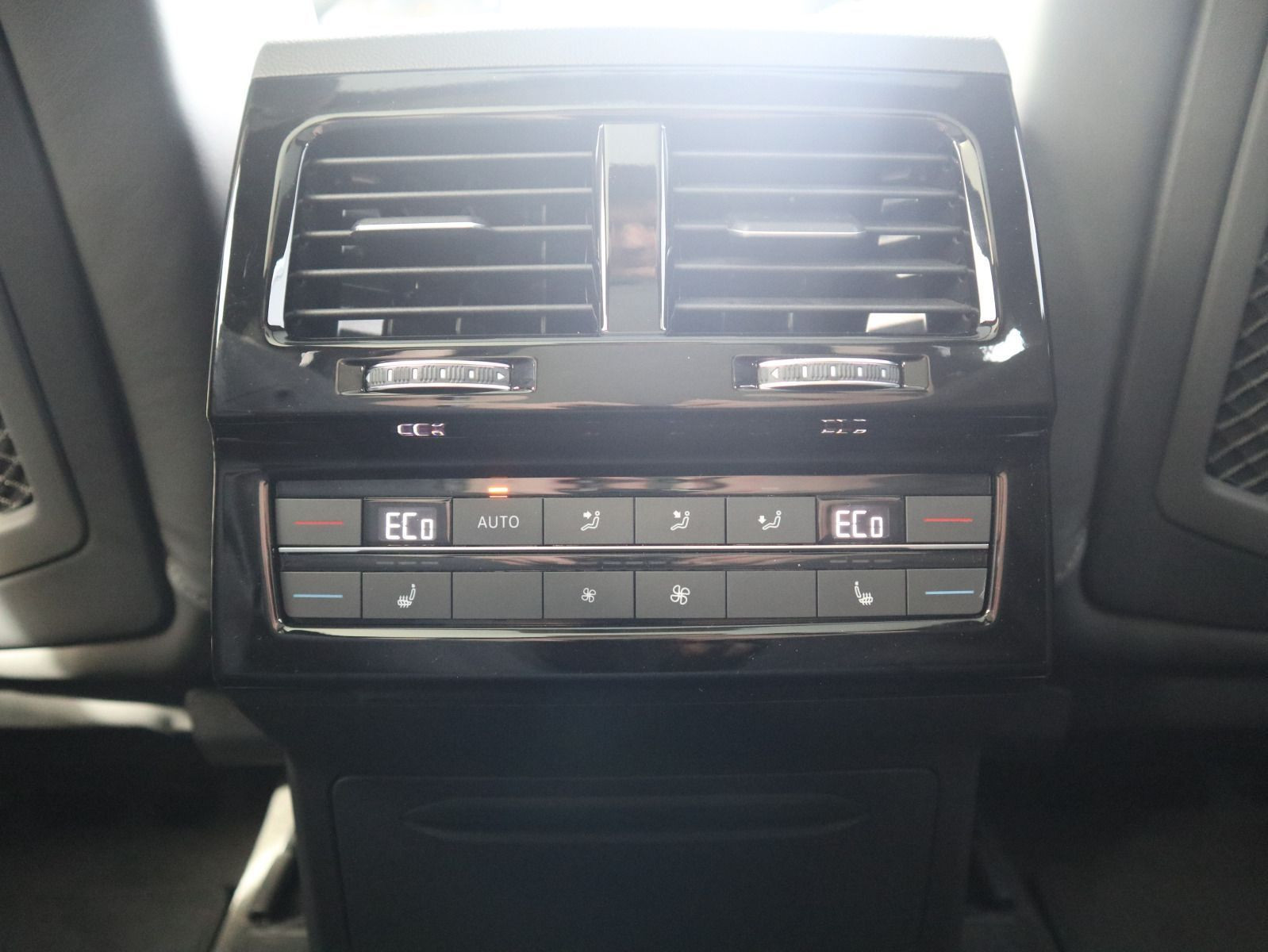 Fahrzeugabbildung Volkswagen Touareg R-Line 3,0 l V6 TDI SCR 4MOTION 210 kW (286 PS) 8-Gang-Automatik (Tiptronic)