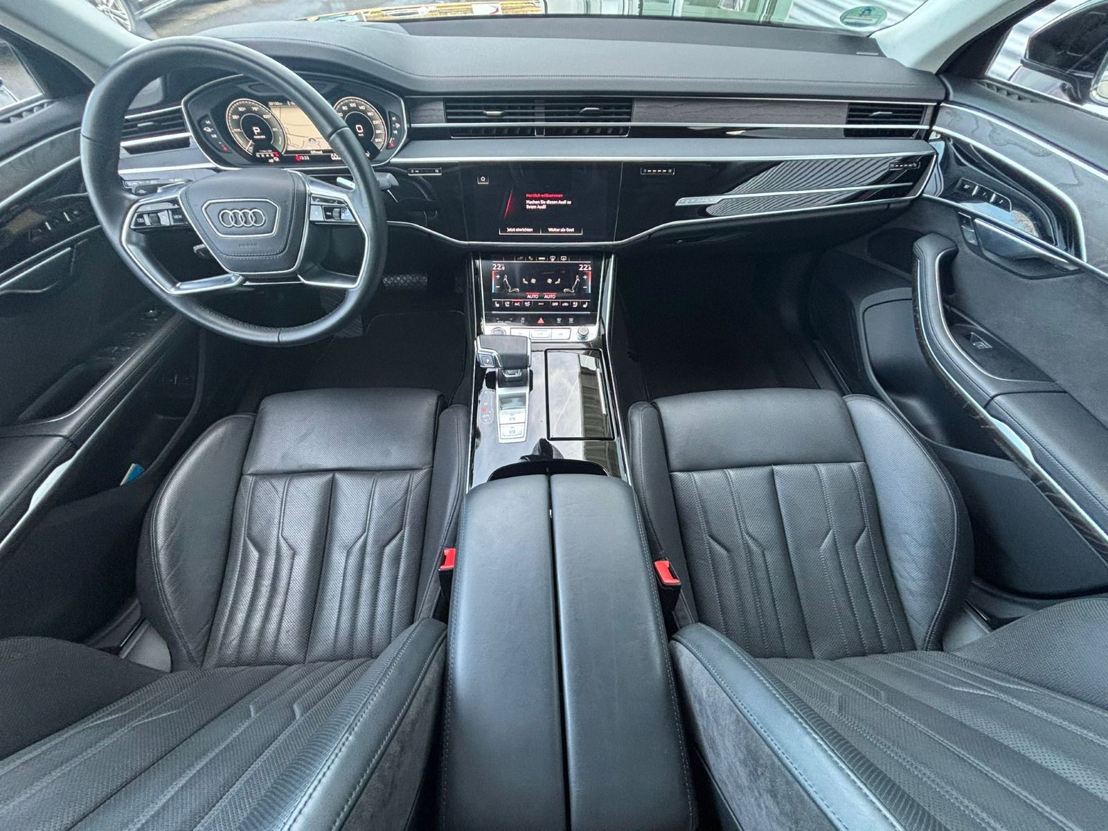 Fahrzeugabbildung Audi A8 60 TFSIe+PANORAMADACH+LASERLICHT+B&O+HEAD UP+