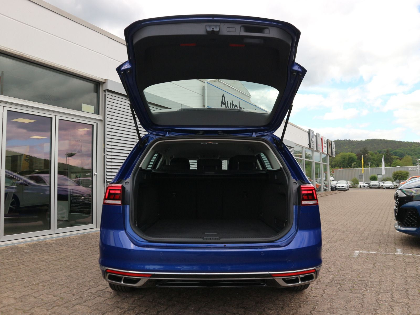 Fahrzeugabbildung Volkswagen Passat Variant Business R-Line 2.0 TDI ACC RFK LED NAVI
