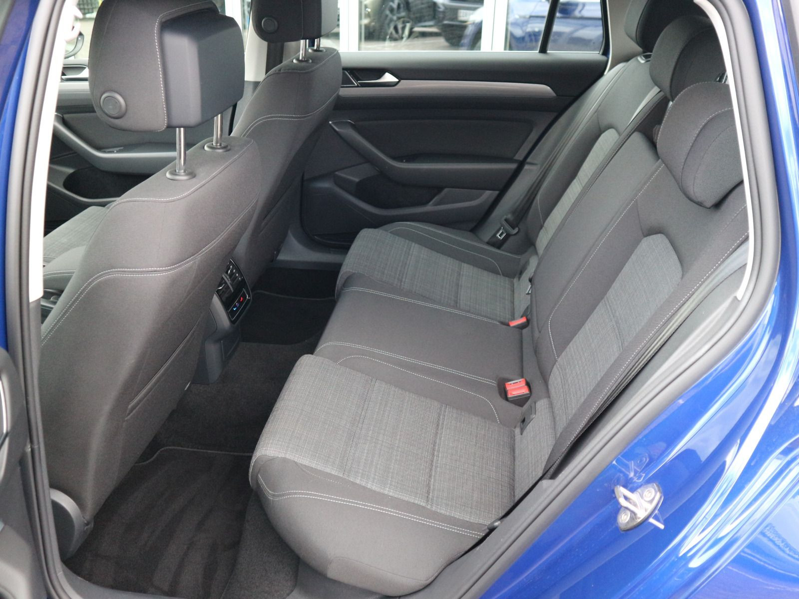 Fahrzeugabbildung Volkswagen Passat Variant Business R-Line 2.0 TDI ACC RFK LED NAVI