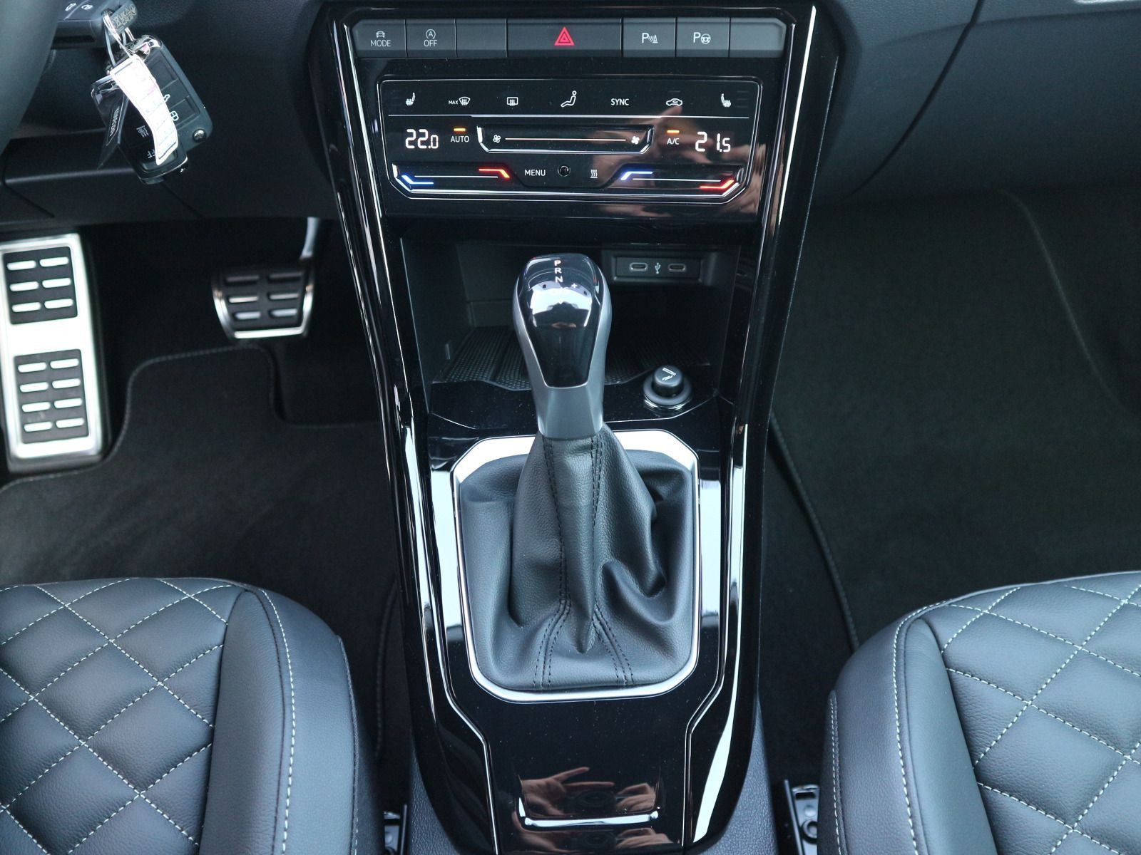 Fahrzeugabbildung Volkswagen T-Roc Cabriolet R-Line Edition Black 1.5 TSI OPF (150 PS) DSG *STANDHEIZUNG*WINTERRÄDER ALU*LEDER*