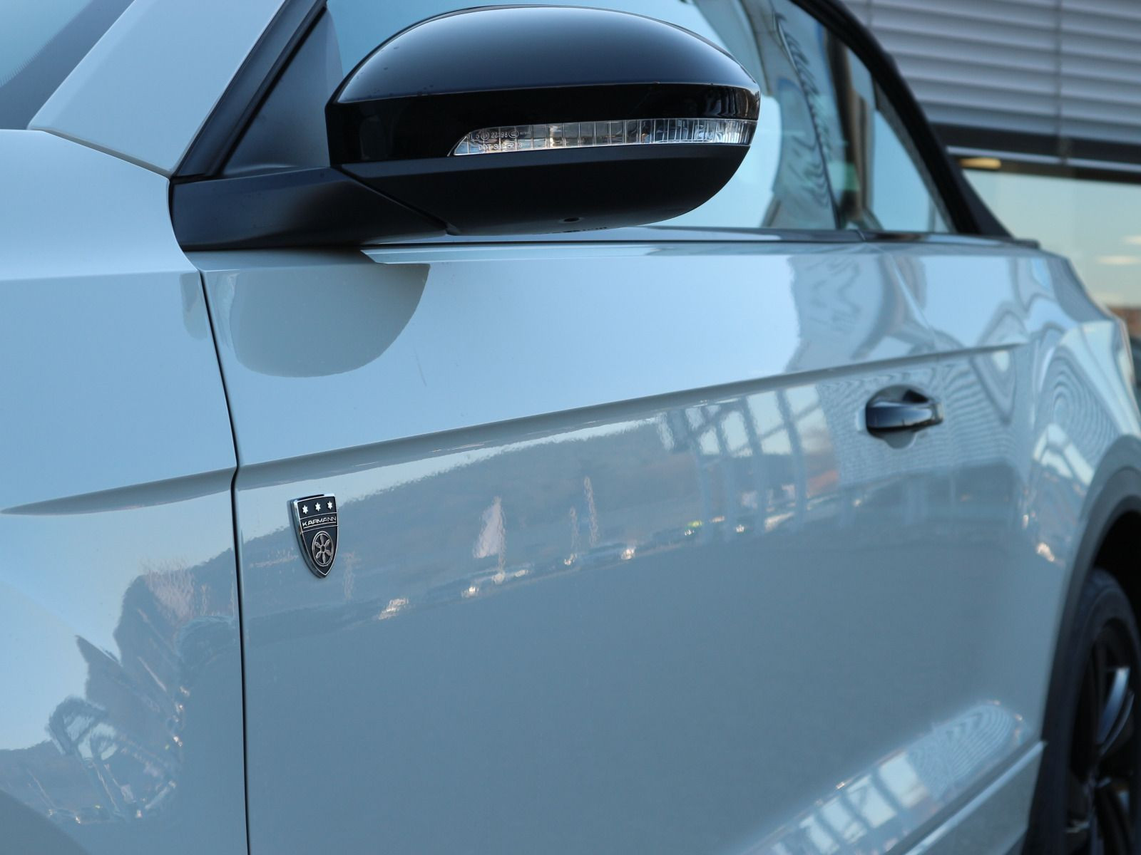 Fahrzeugabbildung Volkswagen T-Roc Cabriolet R-Line Edition Karmann 1.5 l TSI OPF (150 PS) DSG*AHK*WINTERRÄDER*LIMITIERT*