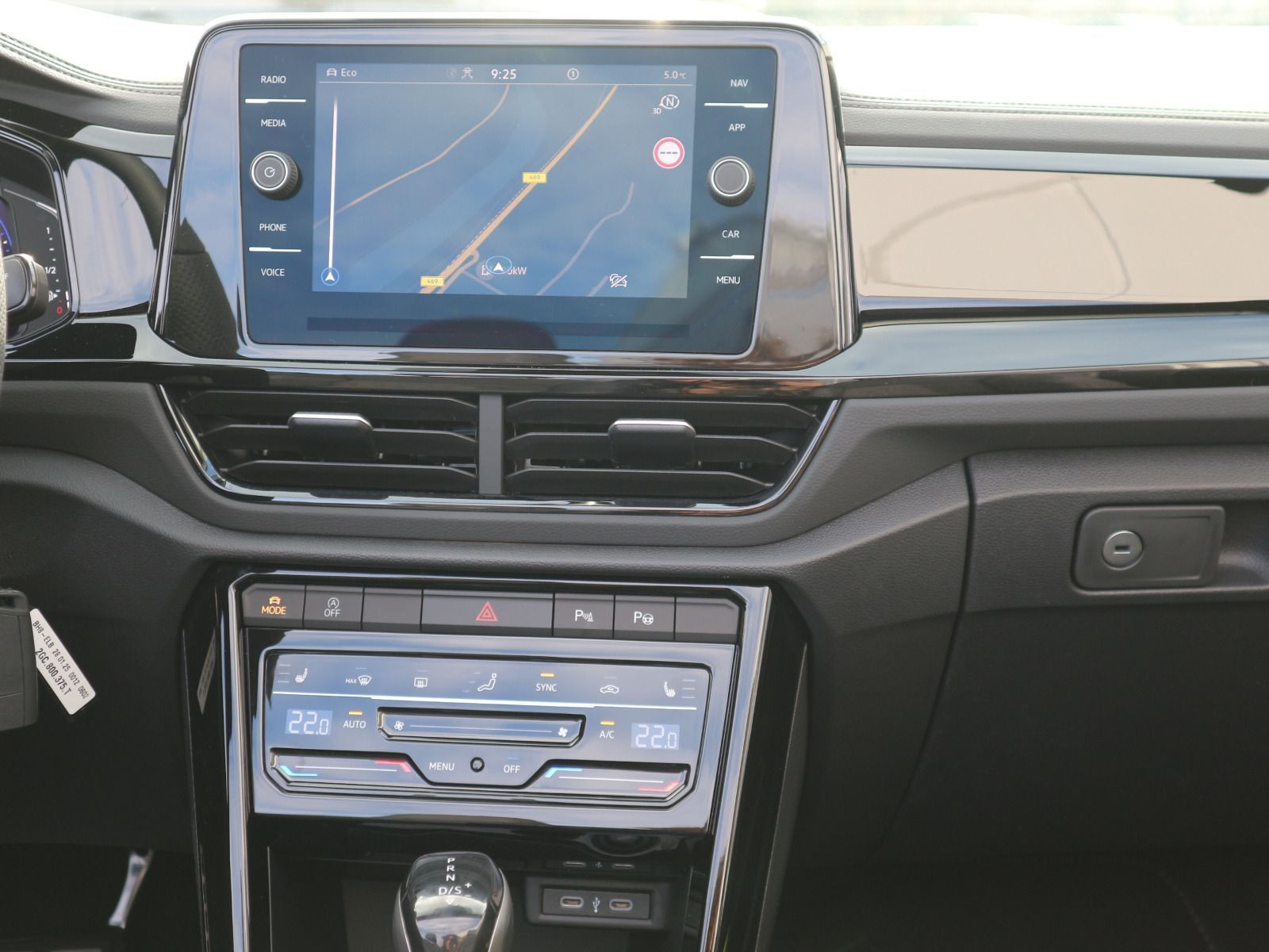 Fahrzeugabbildung Volkswagen T-Roc Cabriolet R-Line Edition Karmann 1.5 l TSI OPF (150 PS) DSG*AHK*WINTERRÄDER*LIMITIERT*