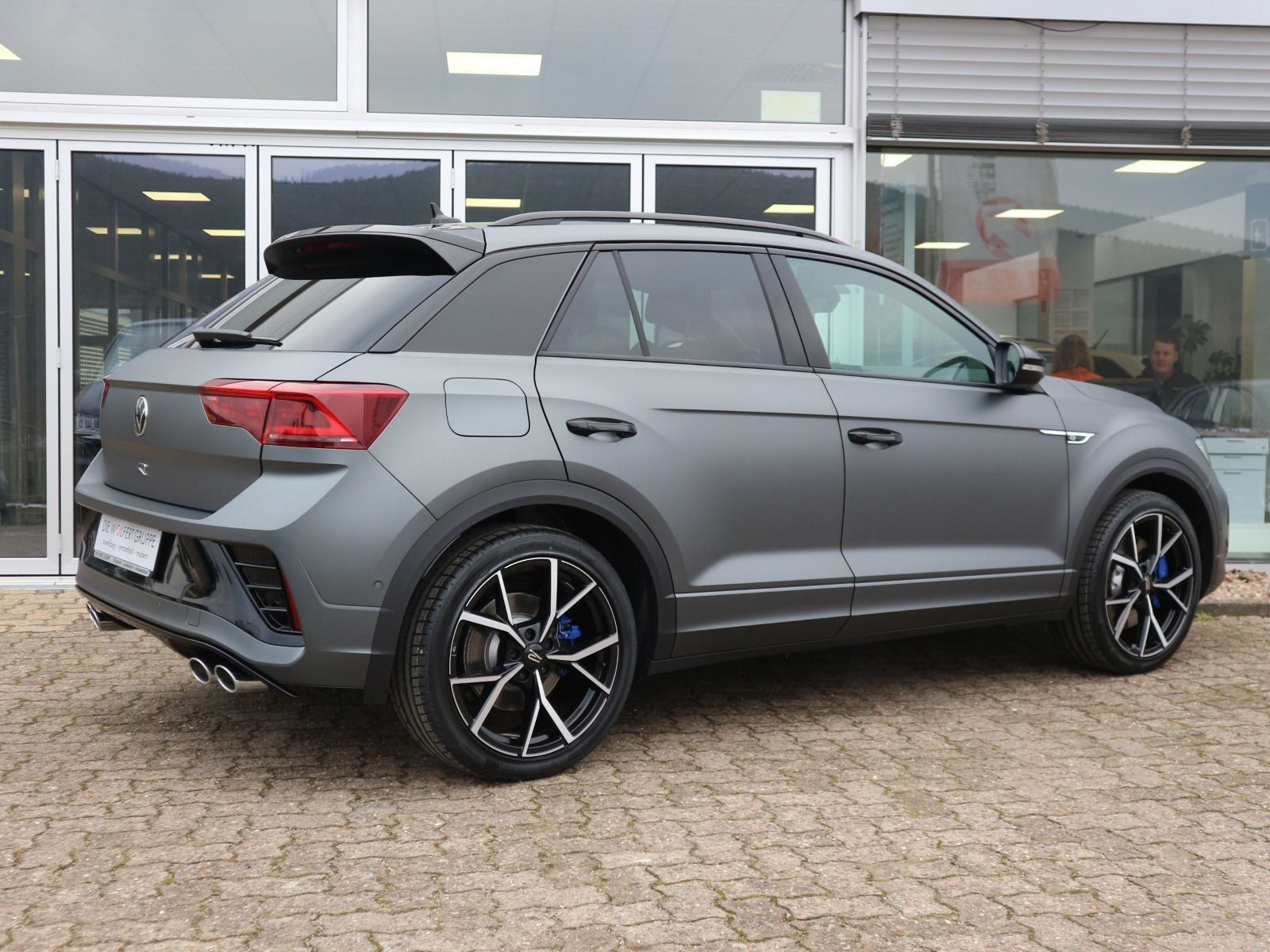 Fahrzeugabbildung Volkswagen T-Roc R 2.0 TSI OPF 4MOTION (300 PS) DSG *MATTLACK*AHK*PANORAMA*BLACKSTYLE*WINTERRÄDER*