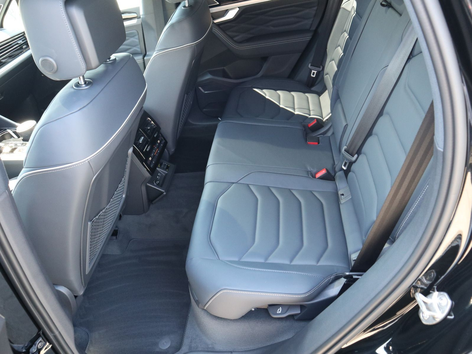 Fahrzeugabbildung Volkswagen Touareg R-Line FINAL EDITION V6 TDI SCR 4MOTION (286 PS) 8-Gang-Automatik*AHK*WINTERRÄDER*PANORAMA*