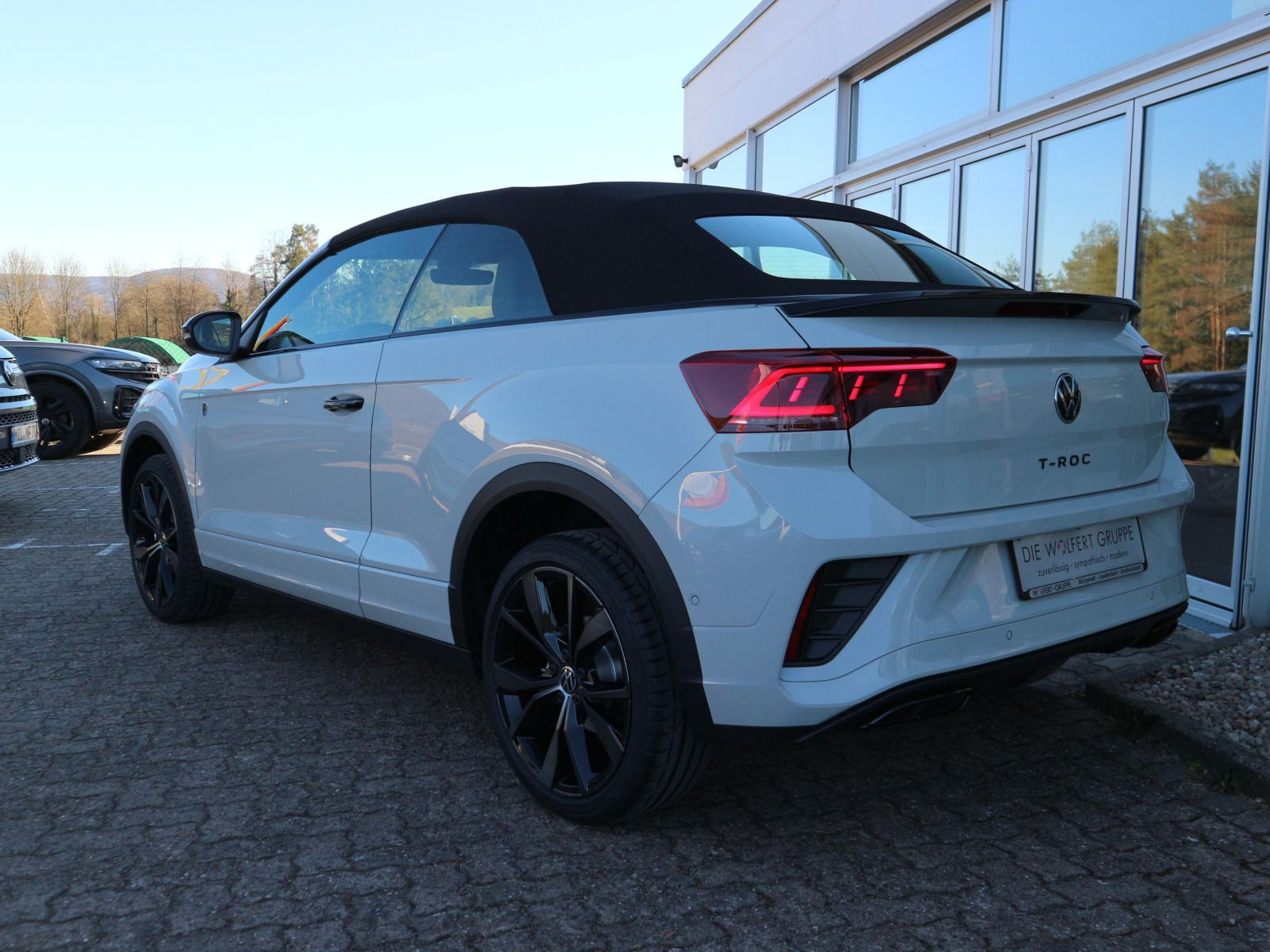 Fahrzeugabbildung Volkswagen T-Roc Cabriolet R-Line Edition Karmann PLUS 1.5 l TSI OPF (150 PS) DSG*AHK*WINTERRÄDER*LIMITIERT*