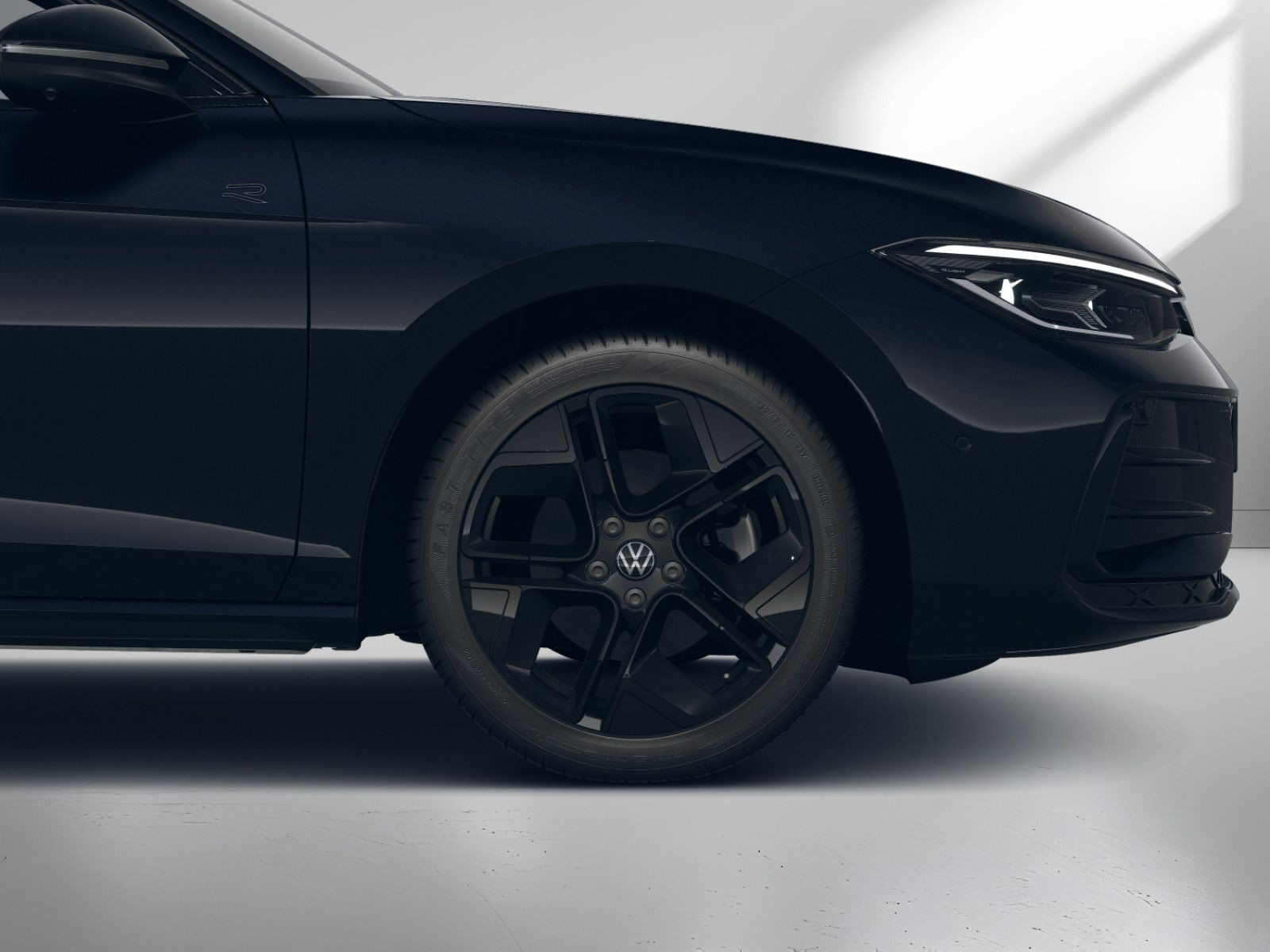 Fahrzeugabbildung Volkswagen Passat R-Line 2,0 TDI SCR (150 PS) DSG *BLACKSTYLE*AHK*STANDHZG*NAVI