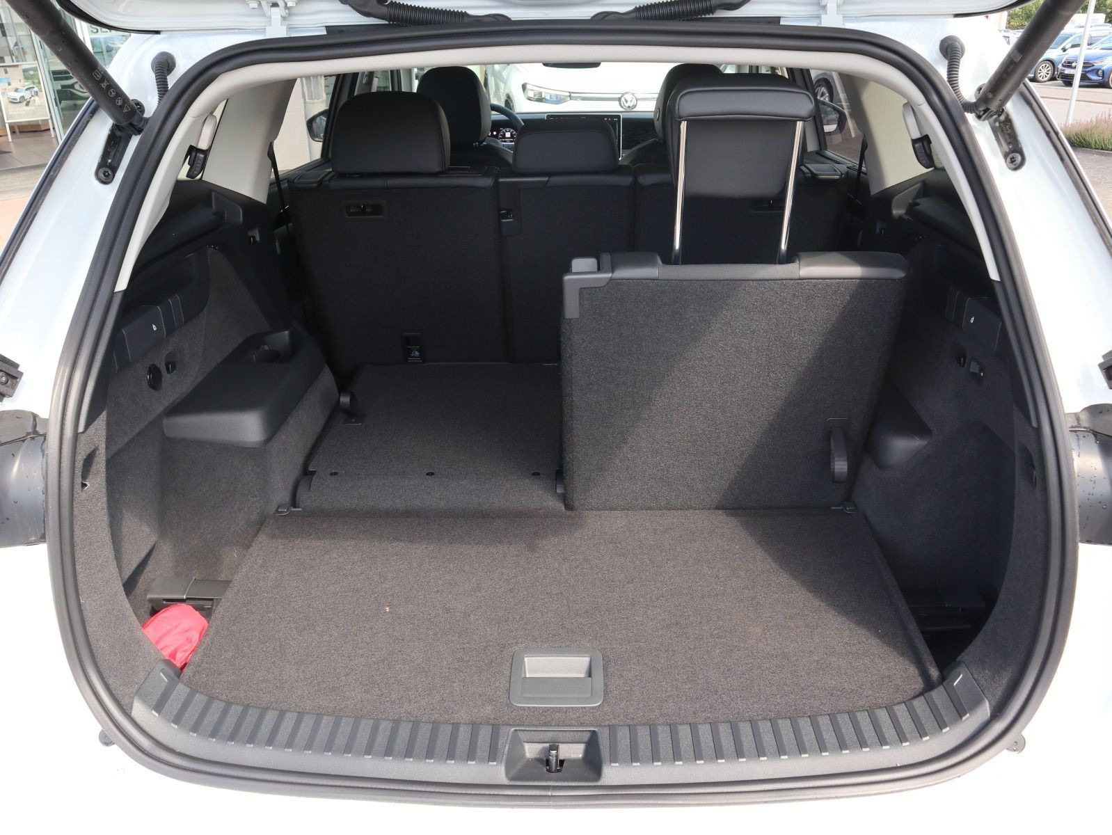 Fahrzeugabbildung Volkswagen Tayron Elegance 1,5 l eTSI OPF (150 PS) DSG *AHK*WINTERRÄDER*7-SITZER*NAVI*