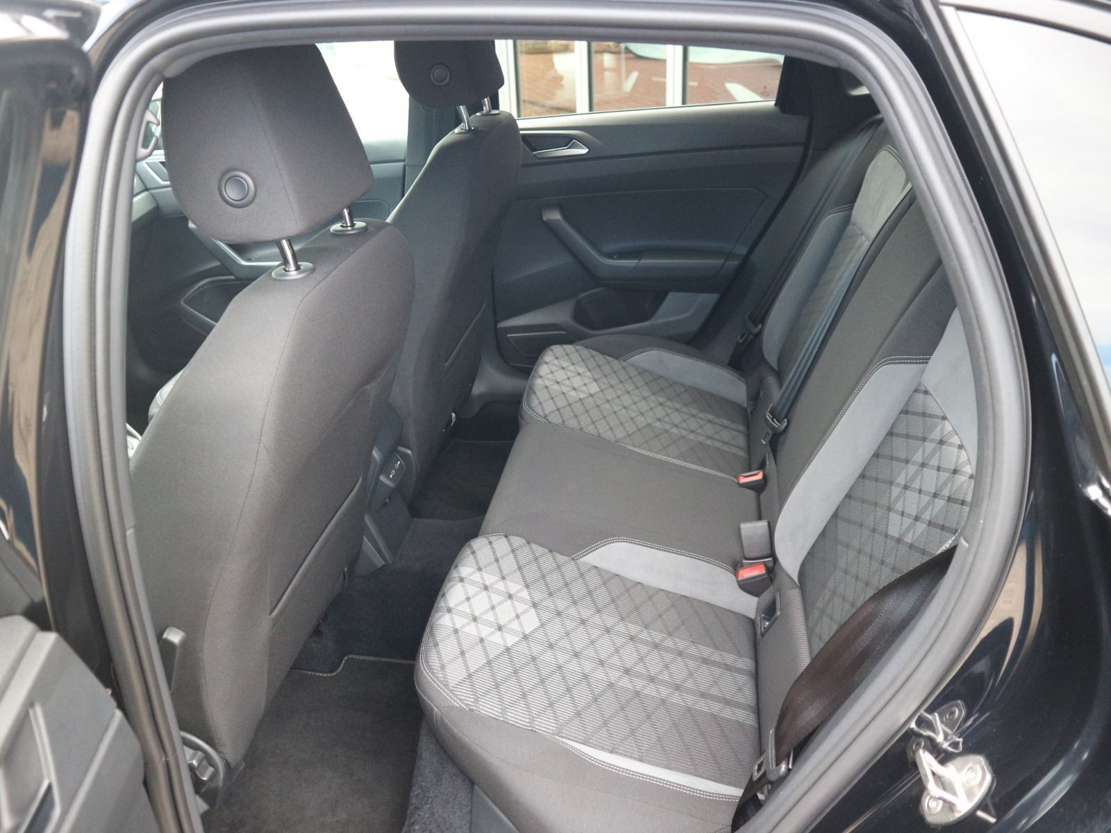 Fahrzeugabbildung Volkswagen Taigo R-Line 1.5 TSI DSG AHK RFK MATRIX BLACK