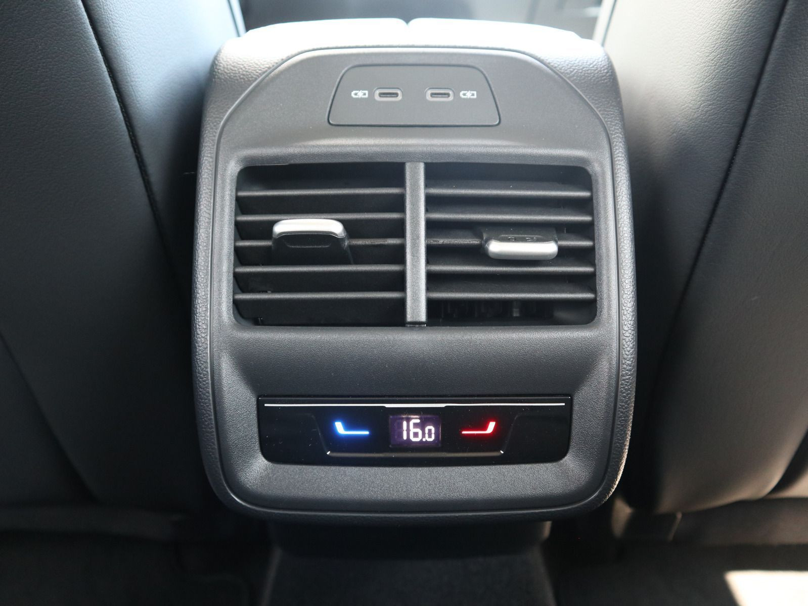 Fahrzeugabbildung Volkswagen Passat Business 2,0 TDI SCR (150 PS) DSG *NAVI*AHK*